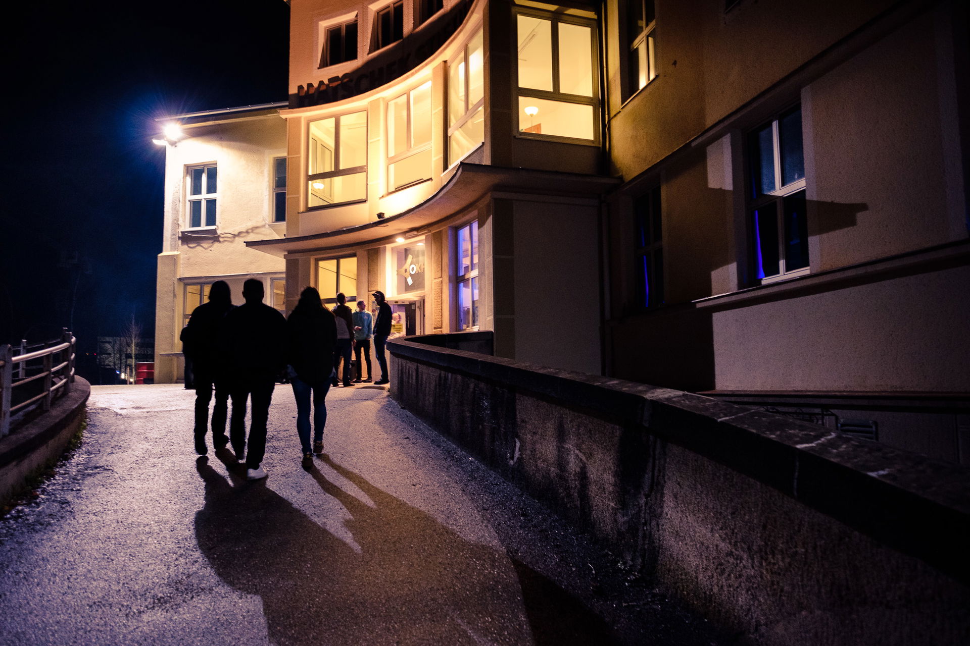 Auffahrt zum Haupttor des OKH Vöcklabruck zur Nachtzeit