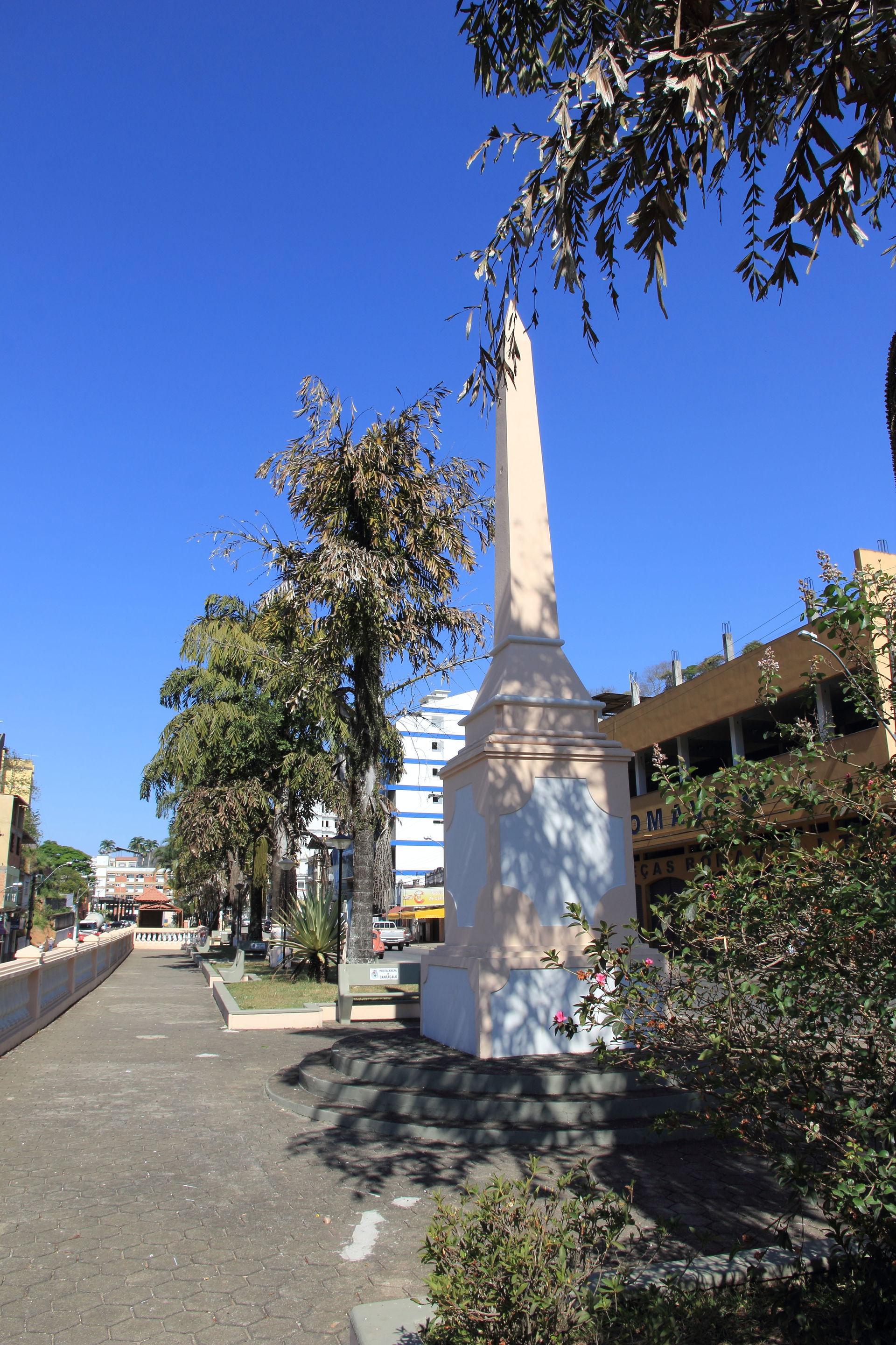 Praça Zilda Estorani Guzzo - Obelisco