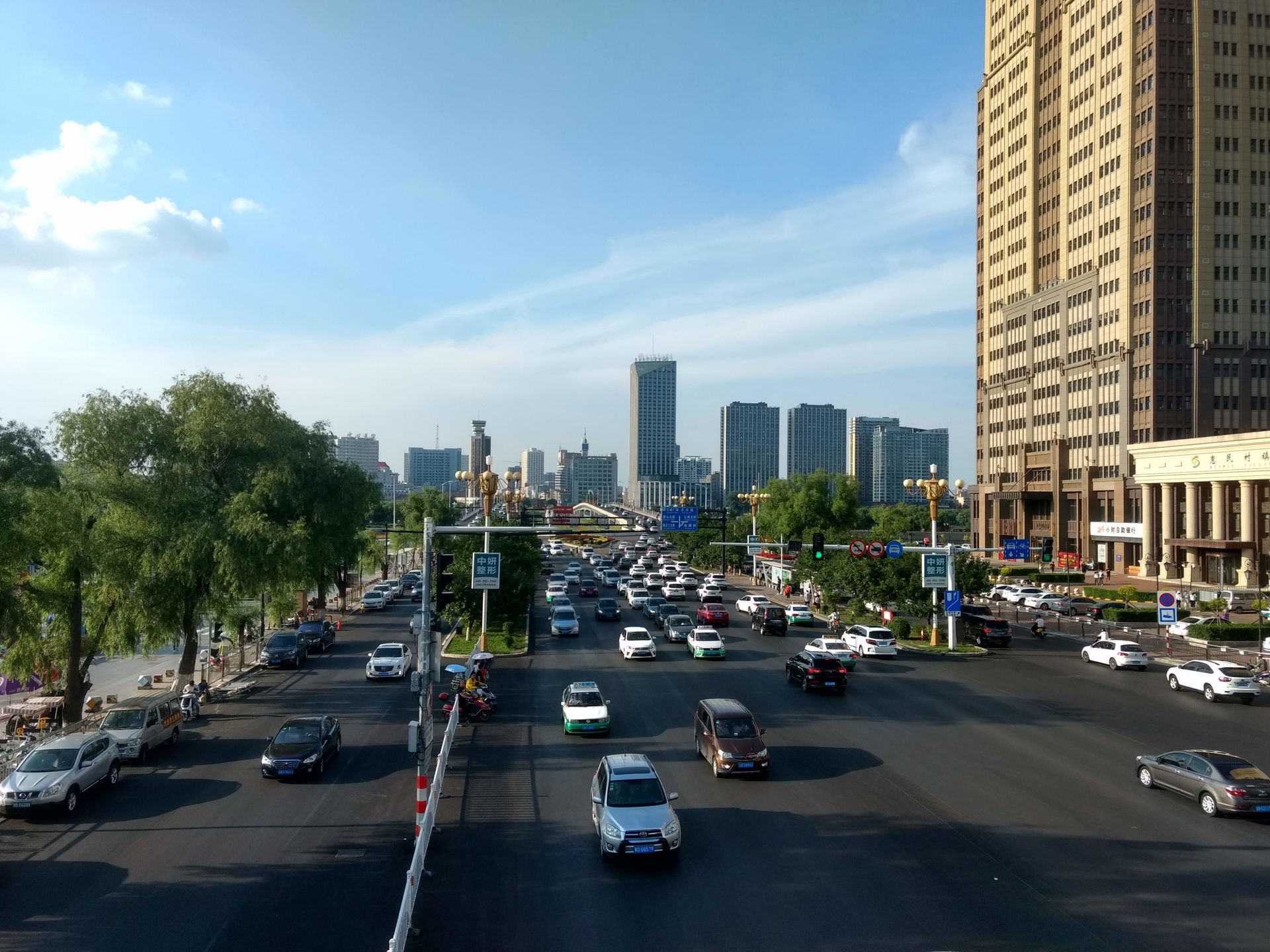 Vistes de la ciutat de Jilin, al sud del Songhua, des de la Cen…