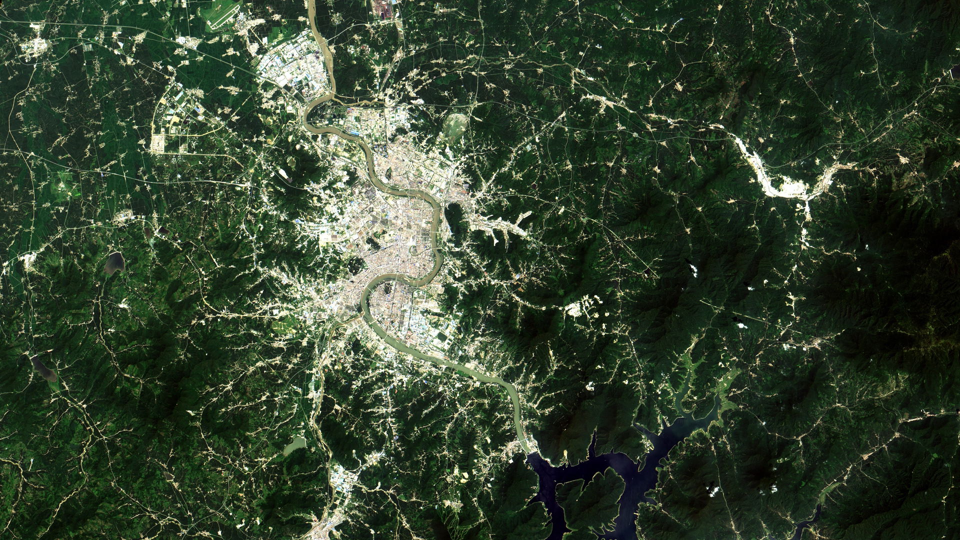 Cidade de Jilin, China. Área urbana em salpicado, floresta em v…