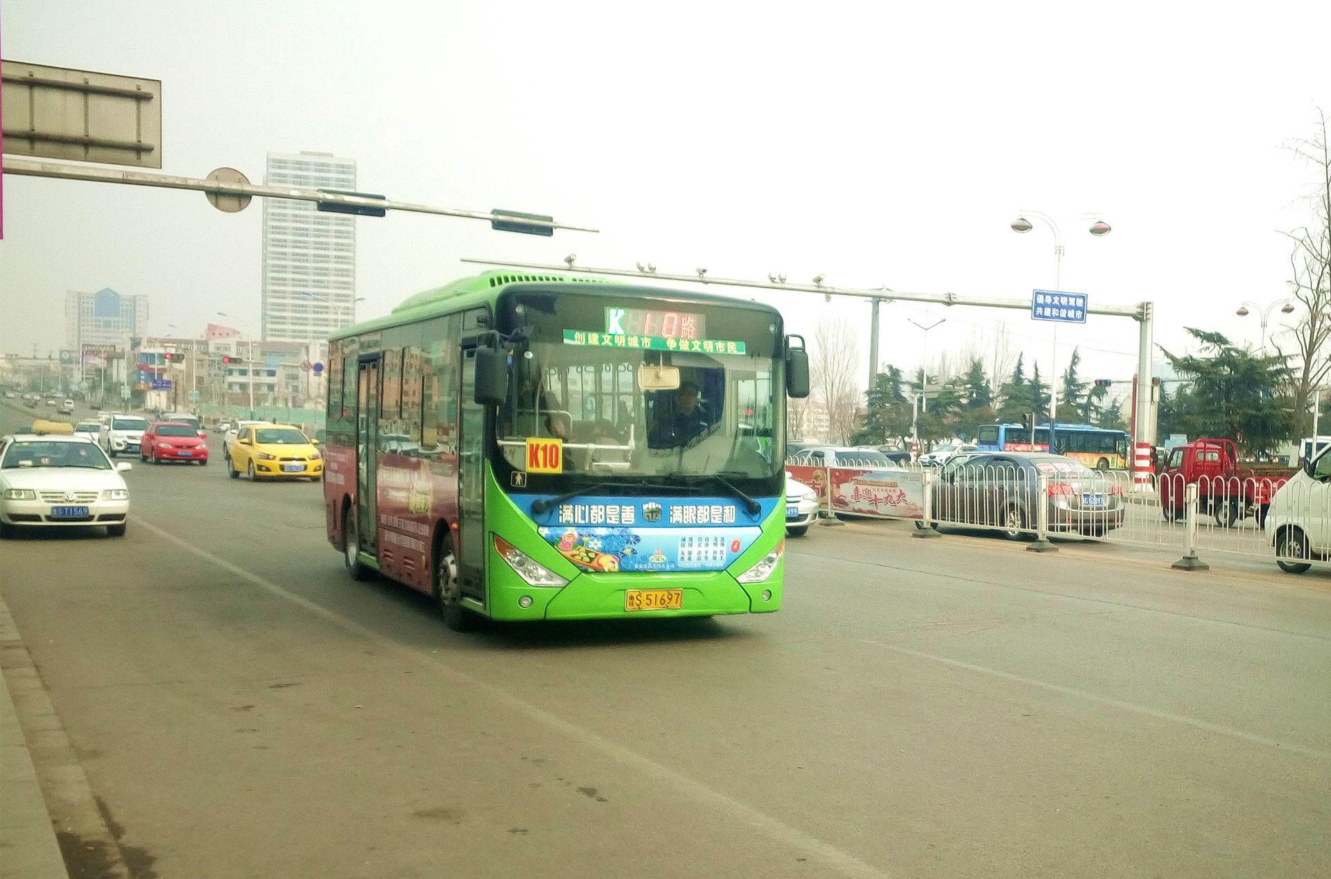 在大桥路上行驶的莱芜公交k10路