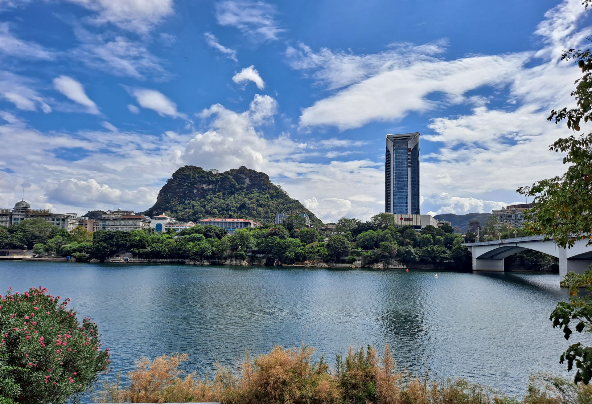 ​柳州鱼峰山和银泰百货