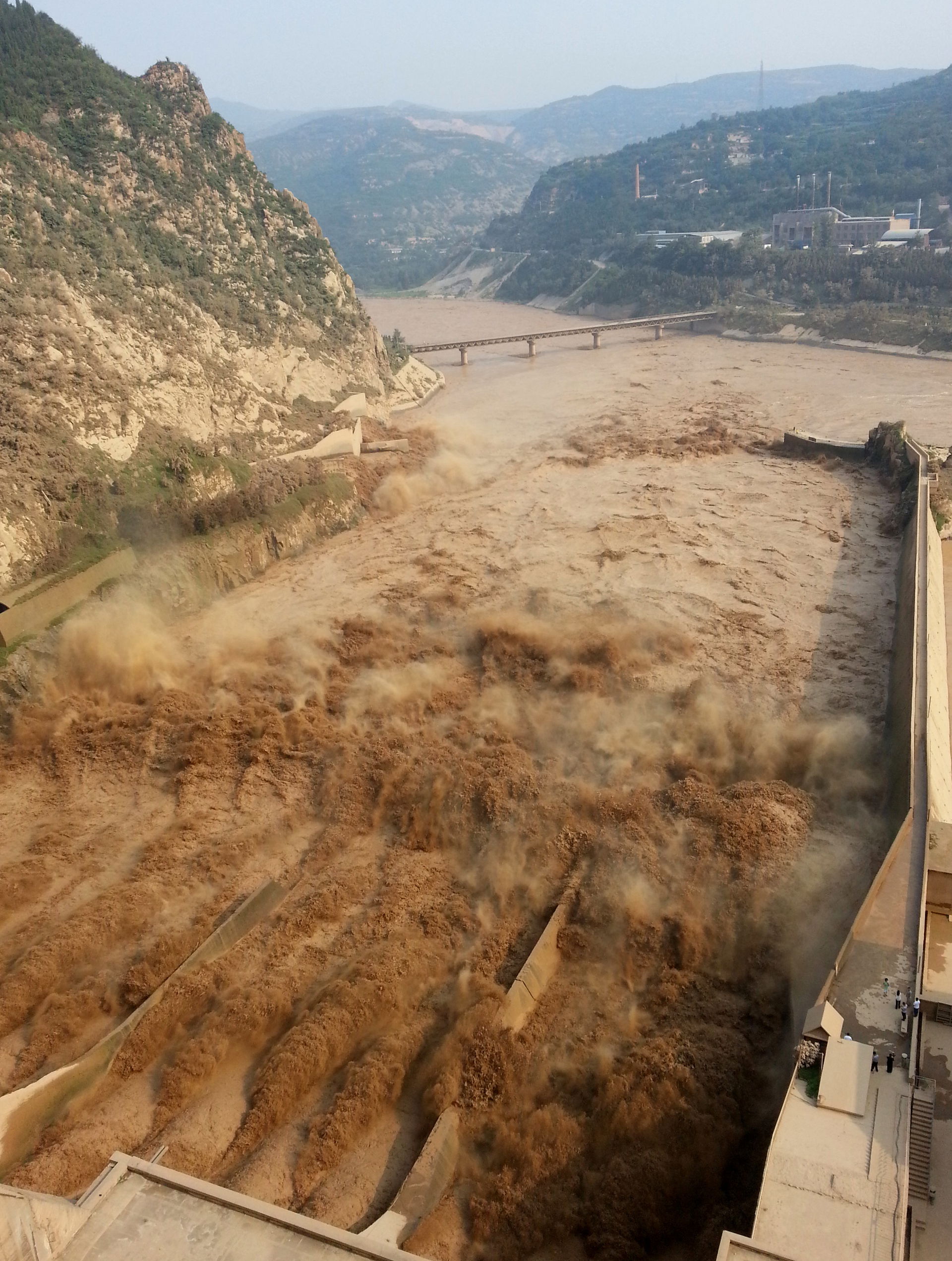 Photograph of the spillway of the Sanmenxia Dam during silt flu…