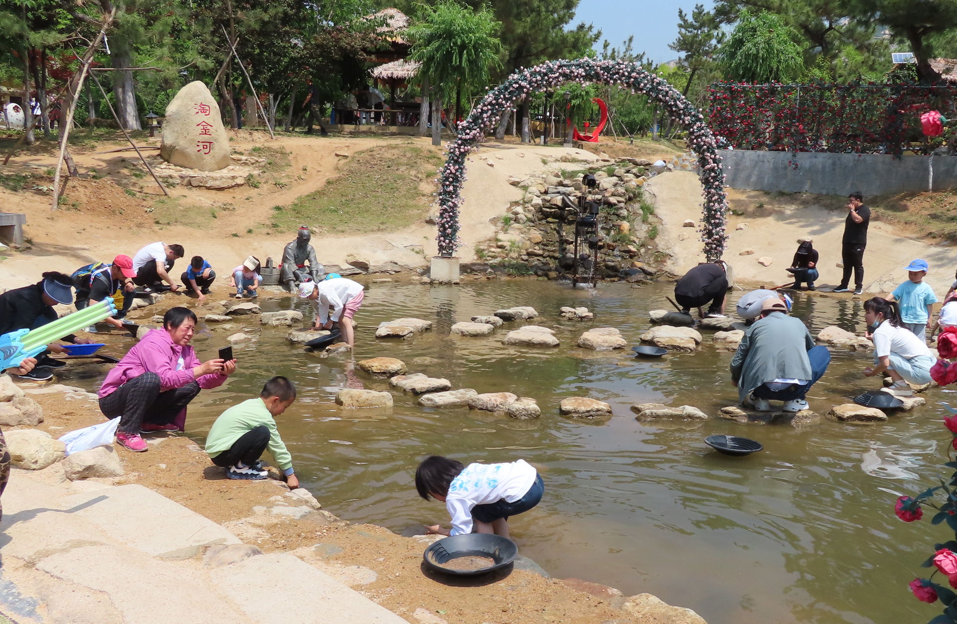 Game of Gold panning in Zhaoyuan, Shandong