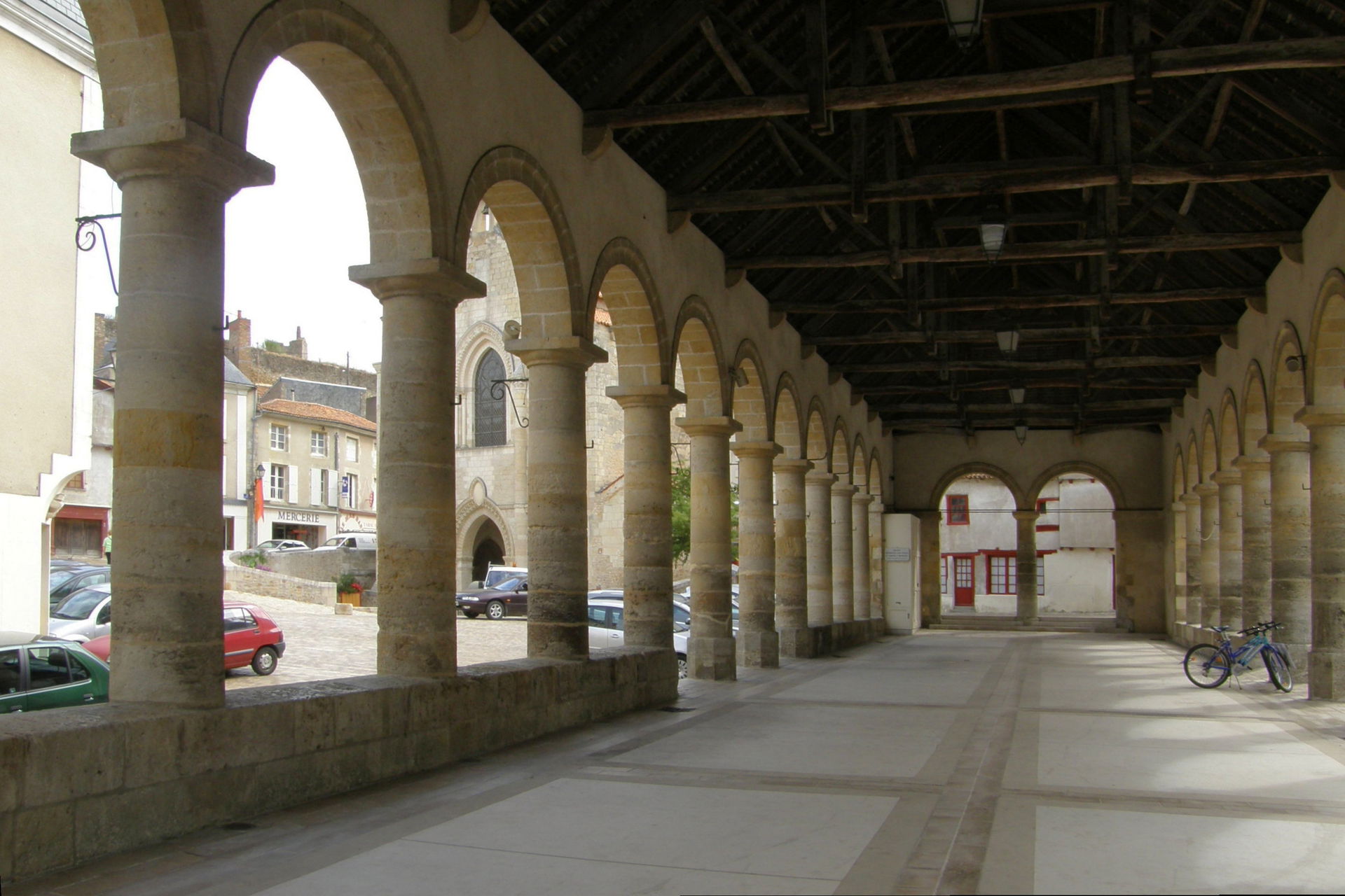 Les halles d'Airvault, département des Deux-Sèvres, France. Lon…