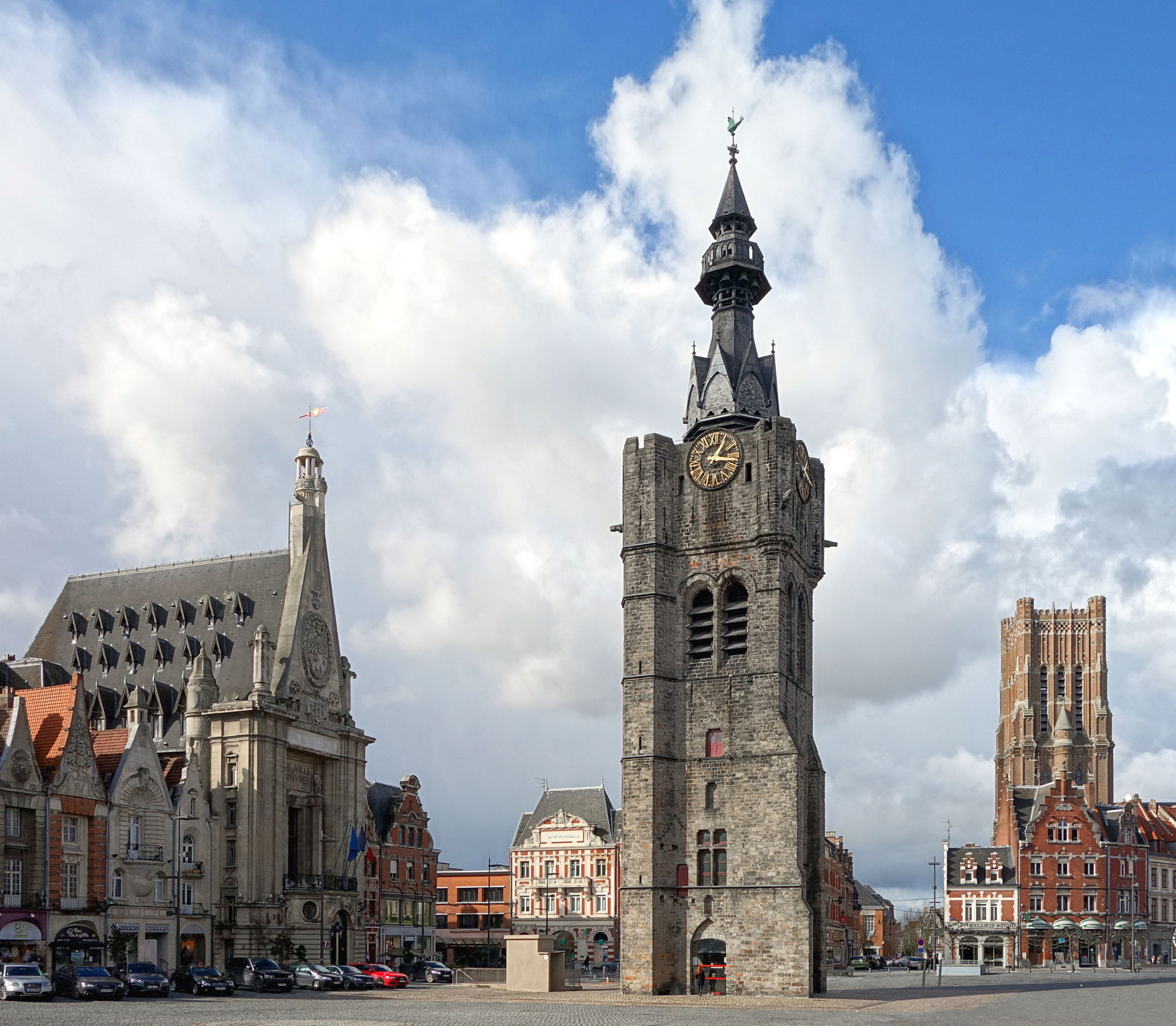 La Grand Place de Béthune. De gauche à droite: hôtel de ville, …