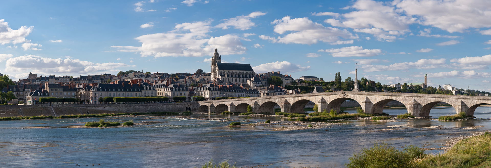 A 28 segment (2 x 14) panoramic view of Blois as viewed from th…