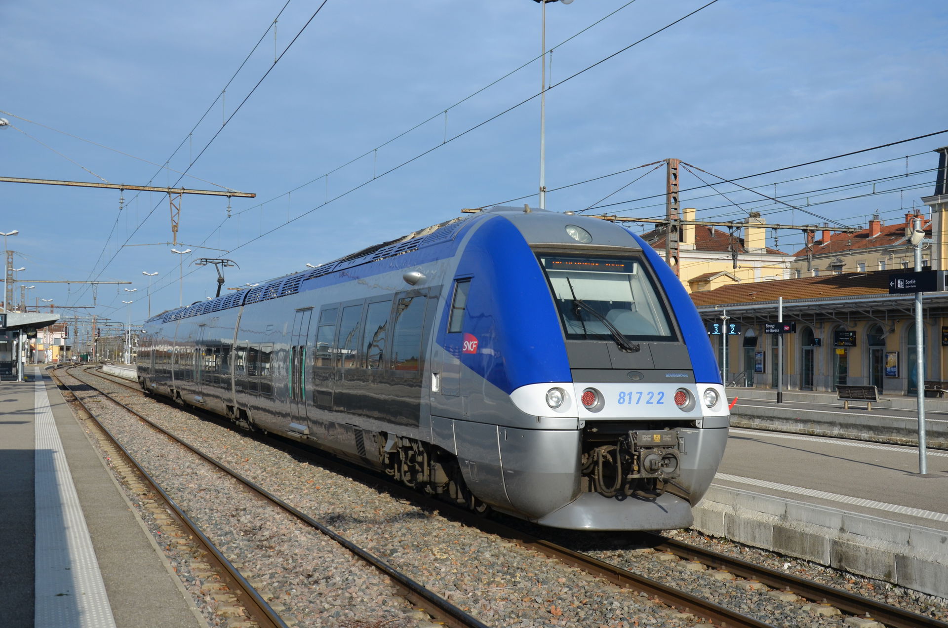 B81500 en gare de Bourg-en-Bresse à destination de Lyon Perrach…