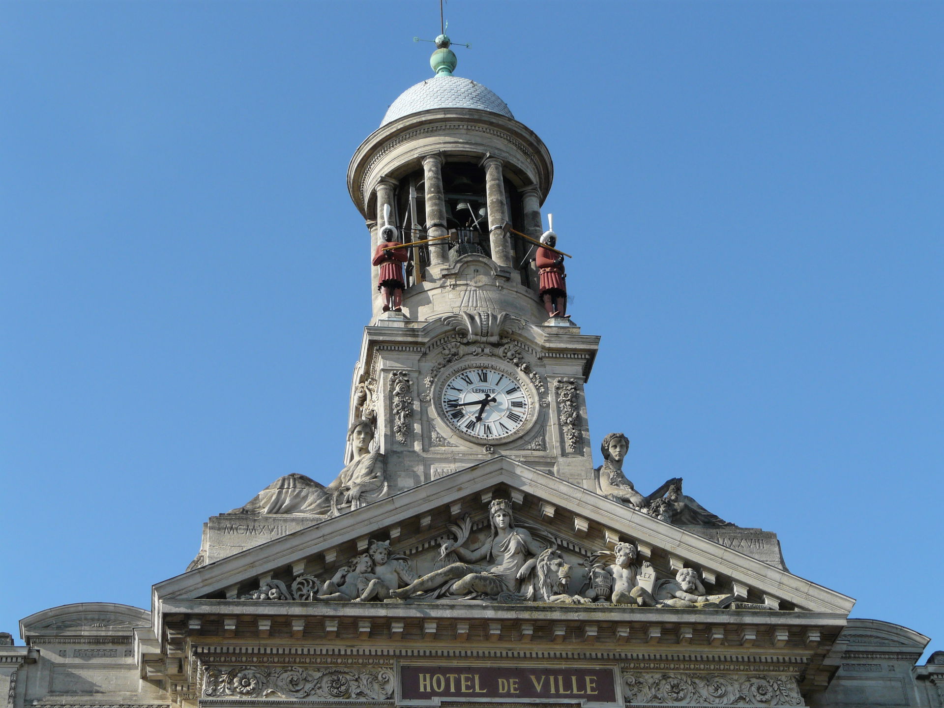 Le campanile de l'hôtel de ville de Cambrai avec ses deux jaque…