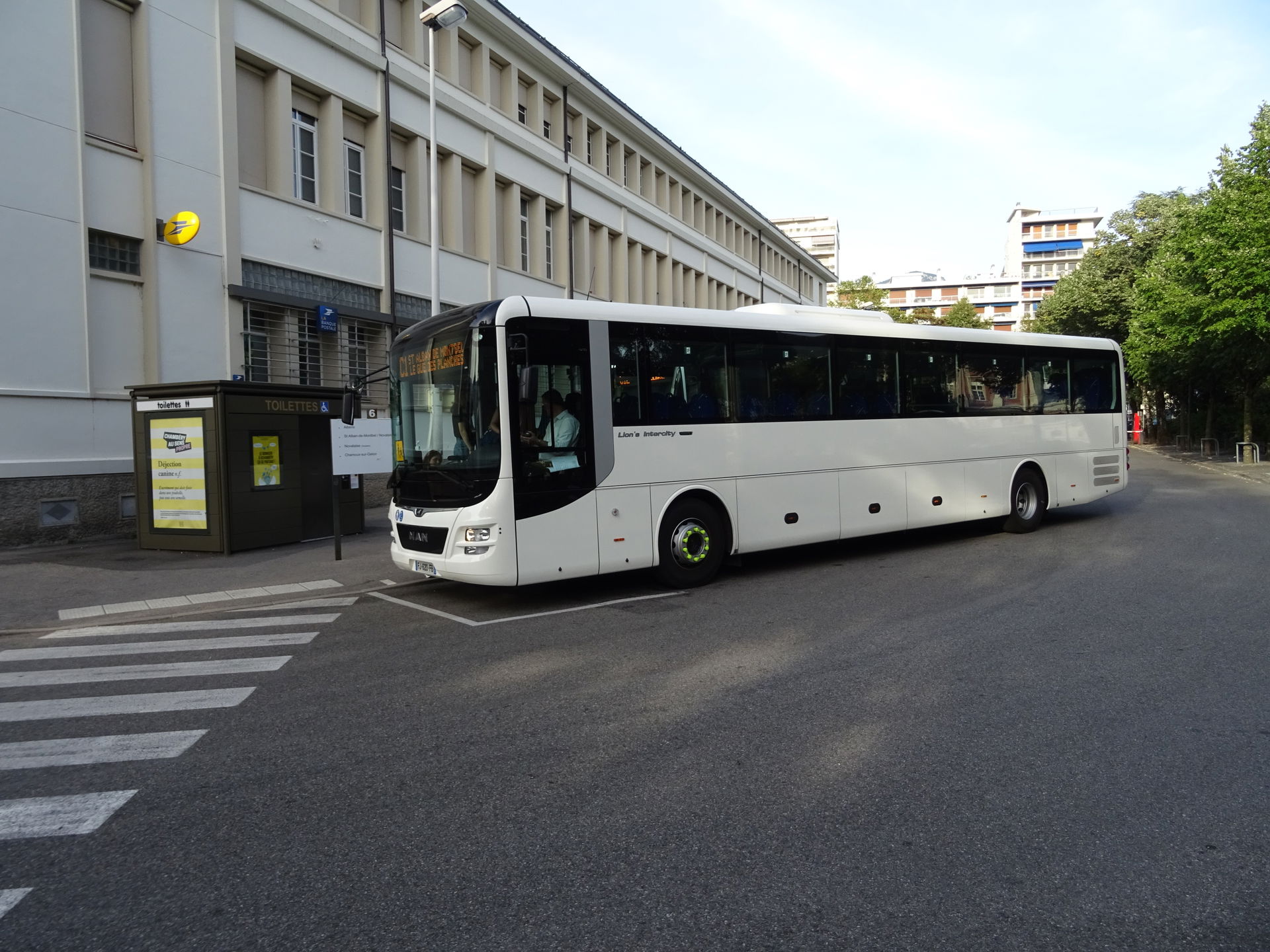 Vue de trois quarts d'un MAN Lion's Intercity à quai en gare ro…