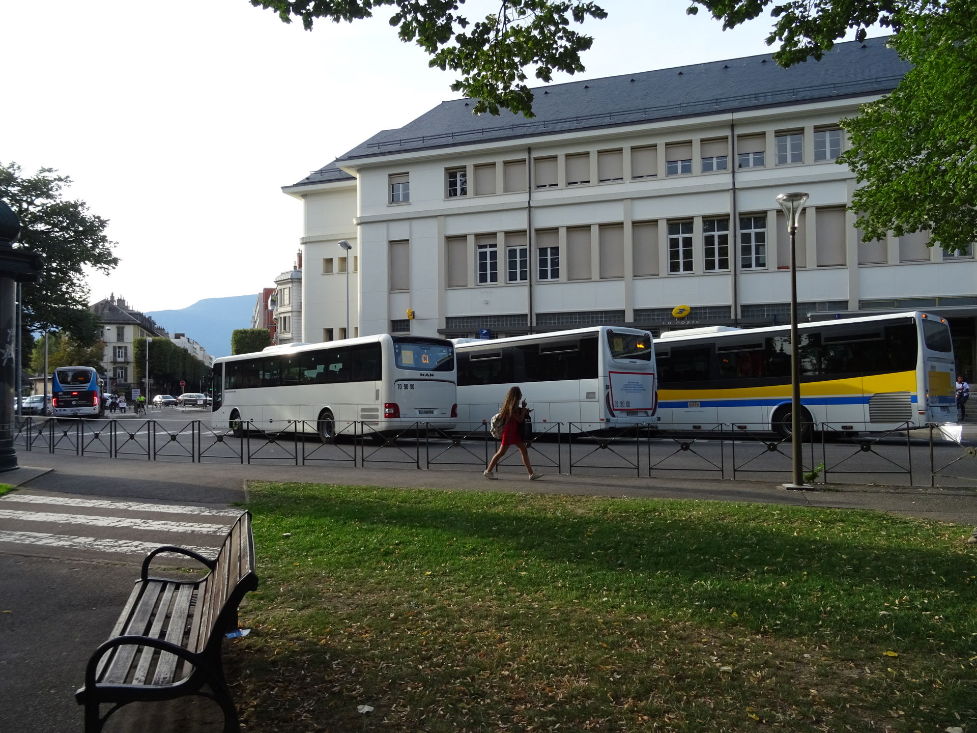 Autocars à quai en gare routière de Chambéry.