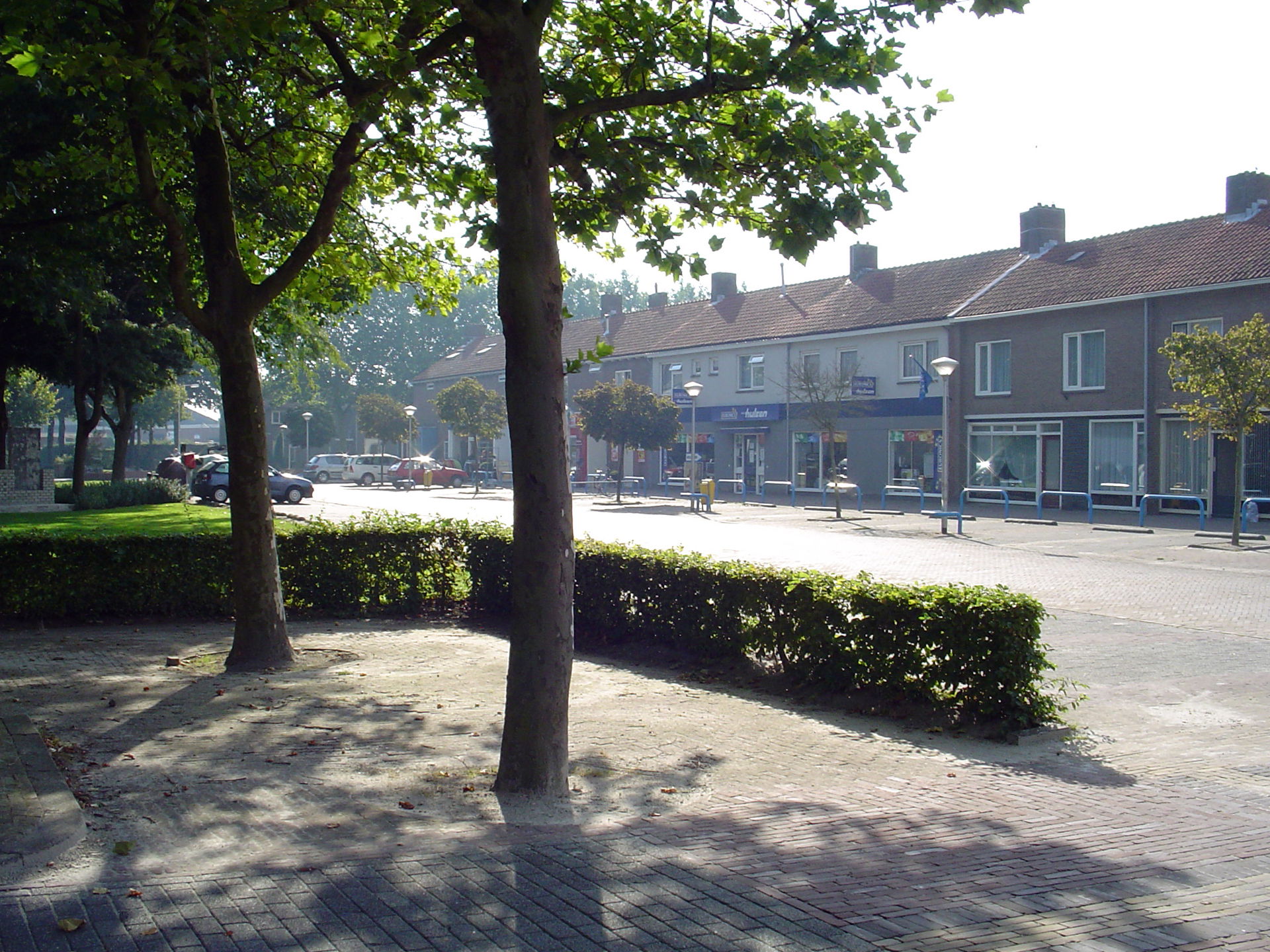 Binnenplaats van Creil, waaraan de winkels, het postkantoor, he…