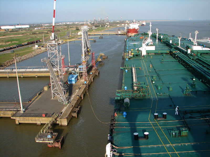 Mooring operations on an oil tanker in Saint-Nazaire (Donge)