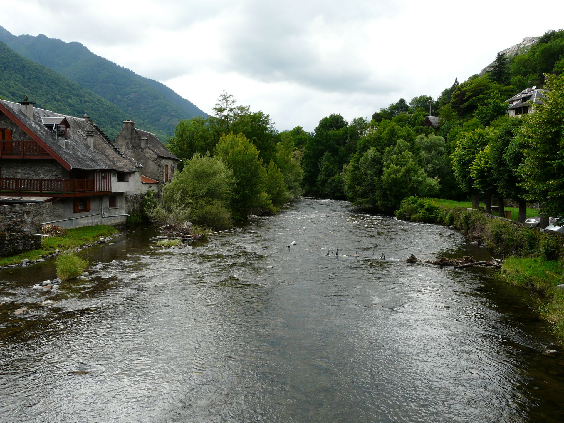 La Garonne en aval du petit pont dans le village de Fos, Haute-…