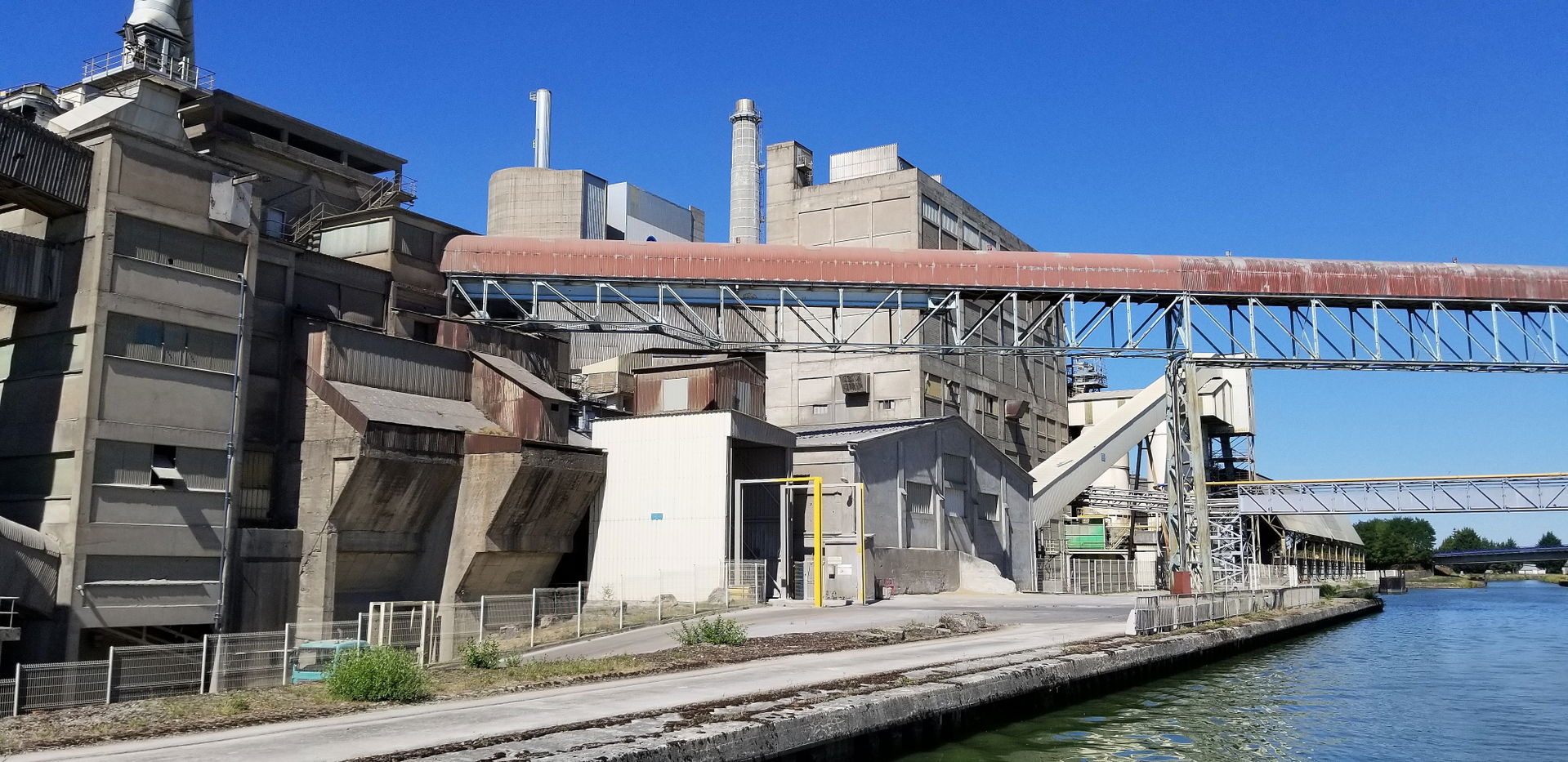 La cimenterie de Héming, sur la rive du Canal de la Marne au Rh…
