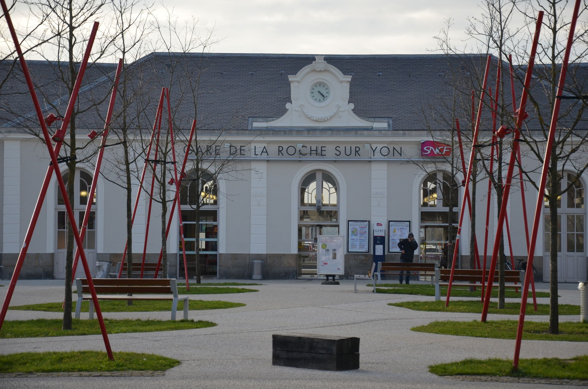 Bâtiment voyageurs et parvis de la gare de La Roche-sur-Yon.