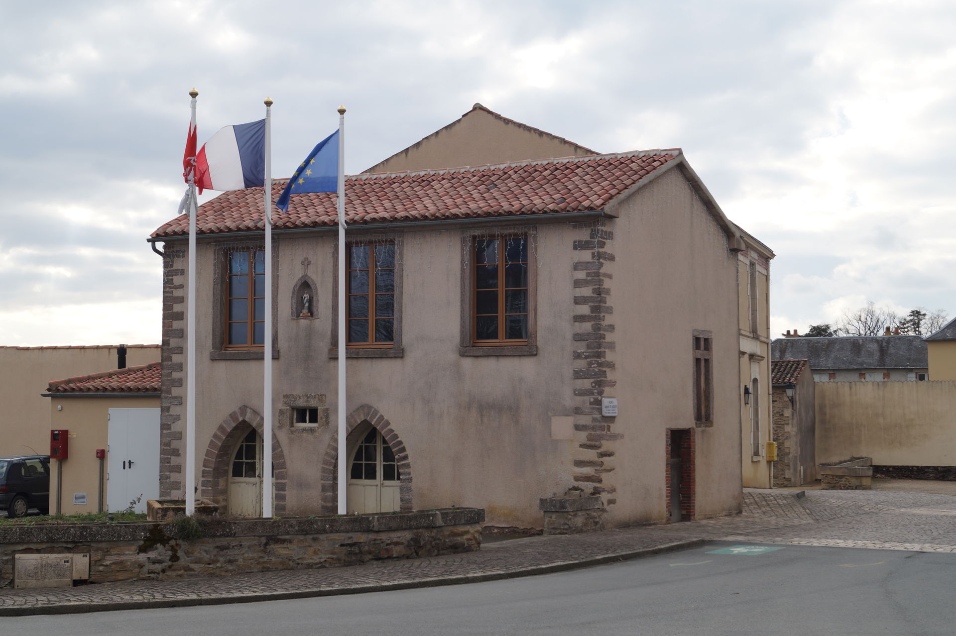 La mairie de La Tardière.