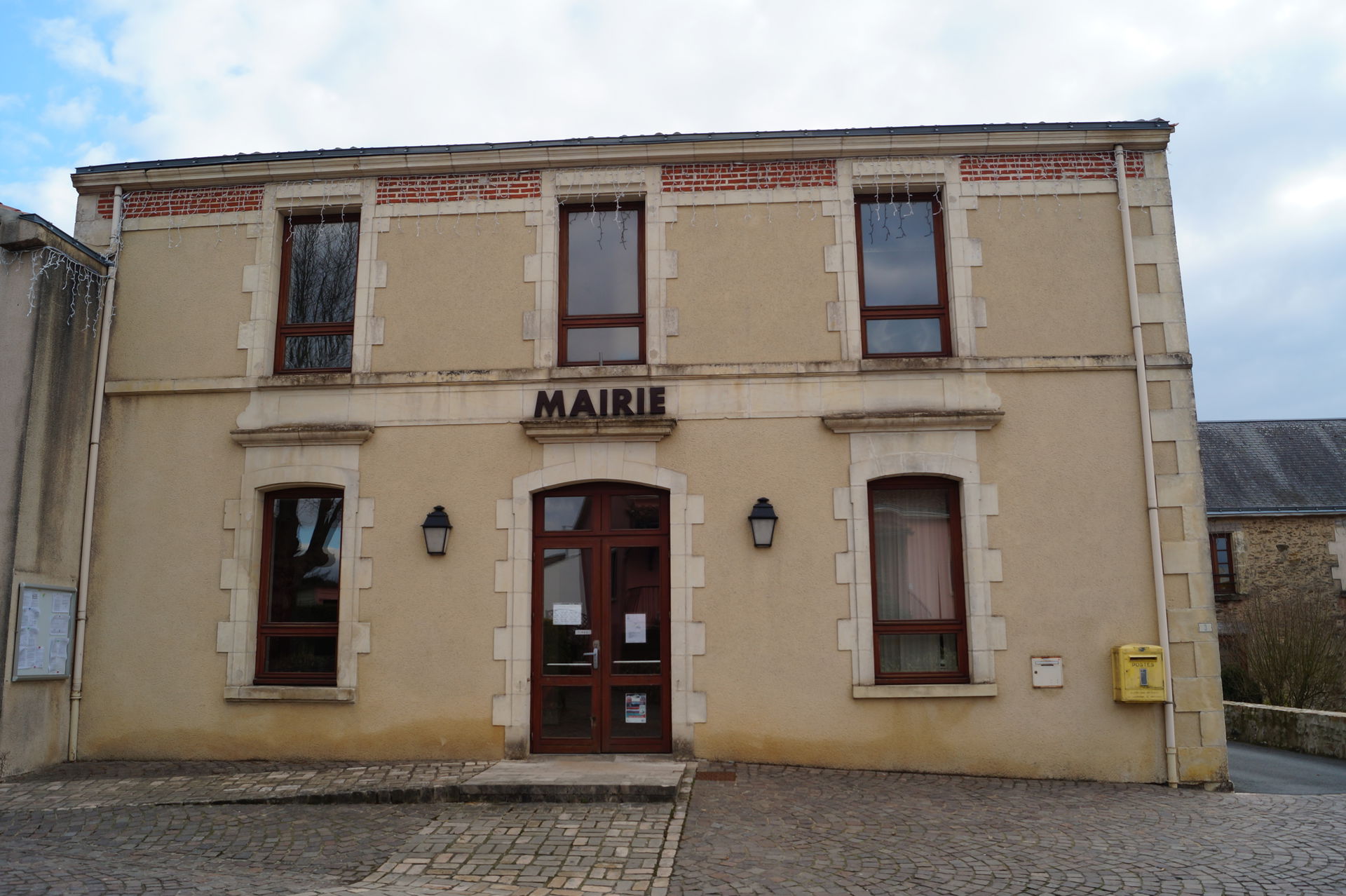 La mairie de La Tardière.