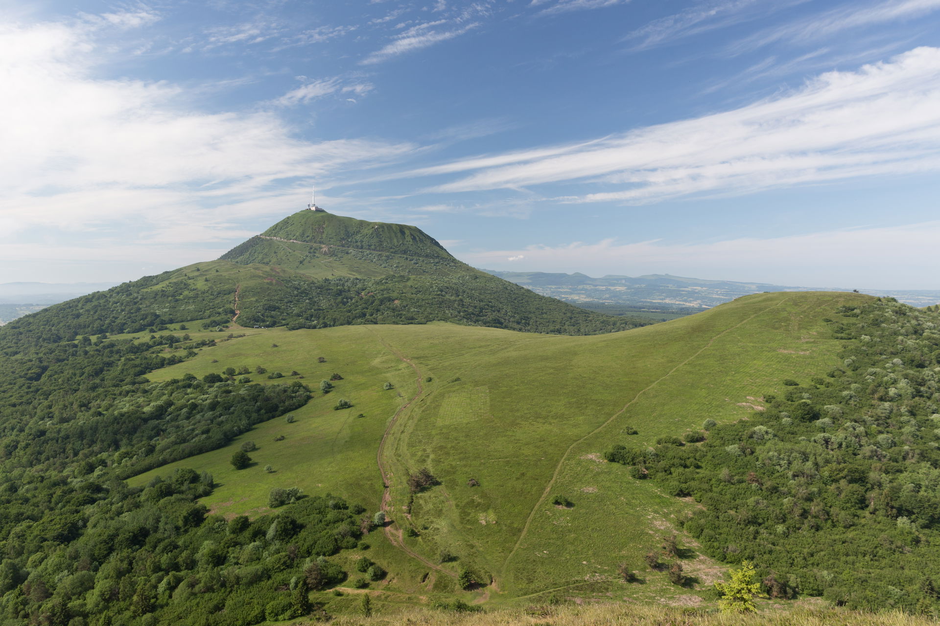 Northern slope of the puy de Dôme seen from the puy Pariou in A…