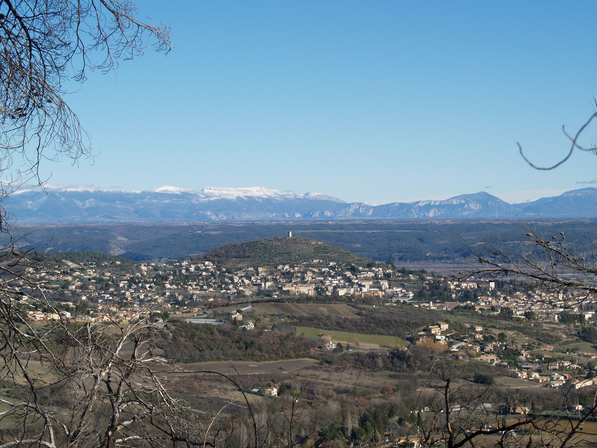 Vue générale de Manosque côté nord, vu de l'ouest. Les Alpes et…