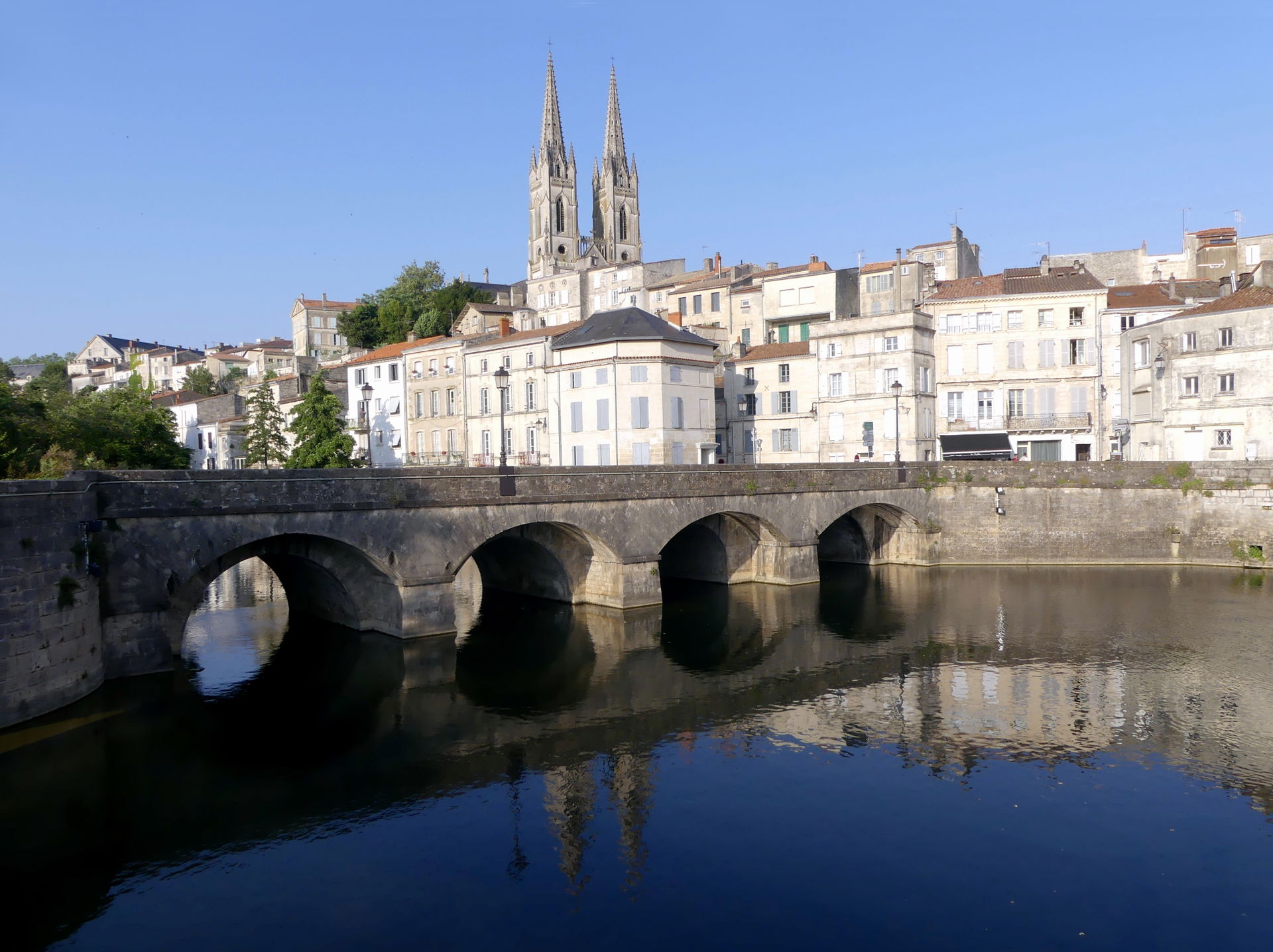 Sight, in the evening, Sèvre Niortaise river in Niort, Deux-Sèv…