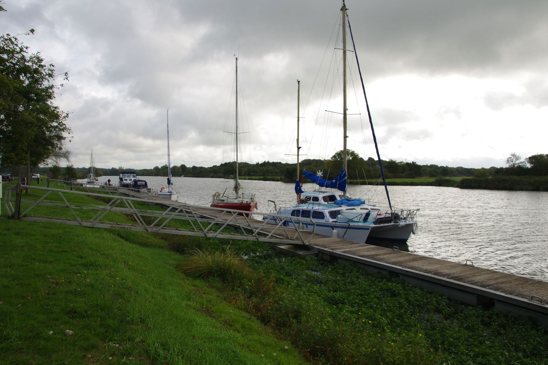 Pontons et bateaux de plaisance.