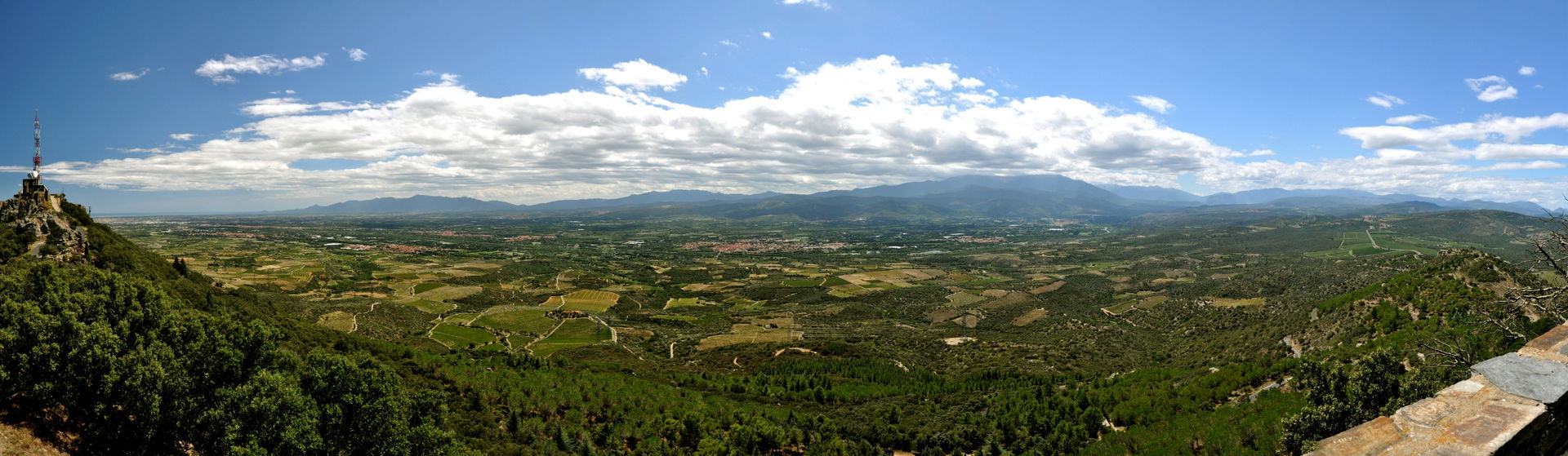 Panoramic view of Roussillon, seen from Força Réal (view from N…