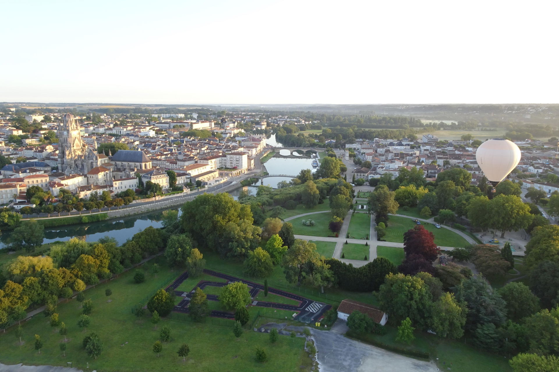 Le jardin public, la Charente et la cathédrale Saint-Pierre de …