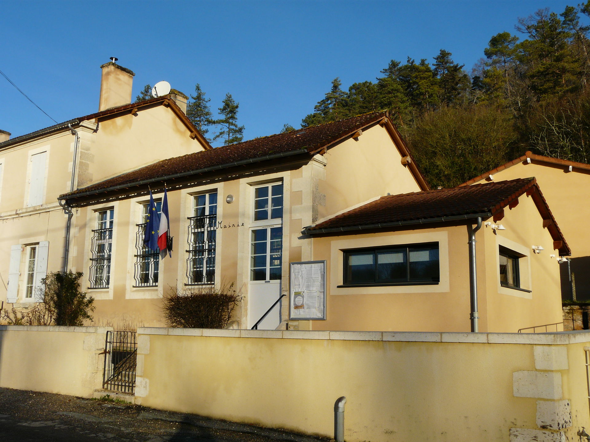 La mairie de Salon, Dordogne, France.