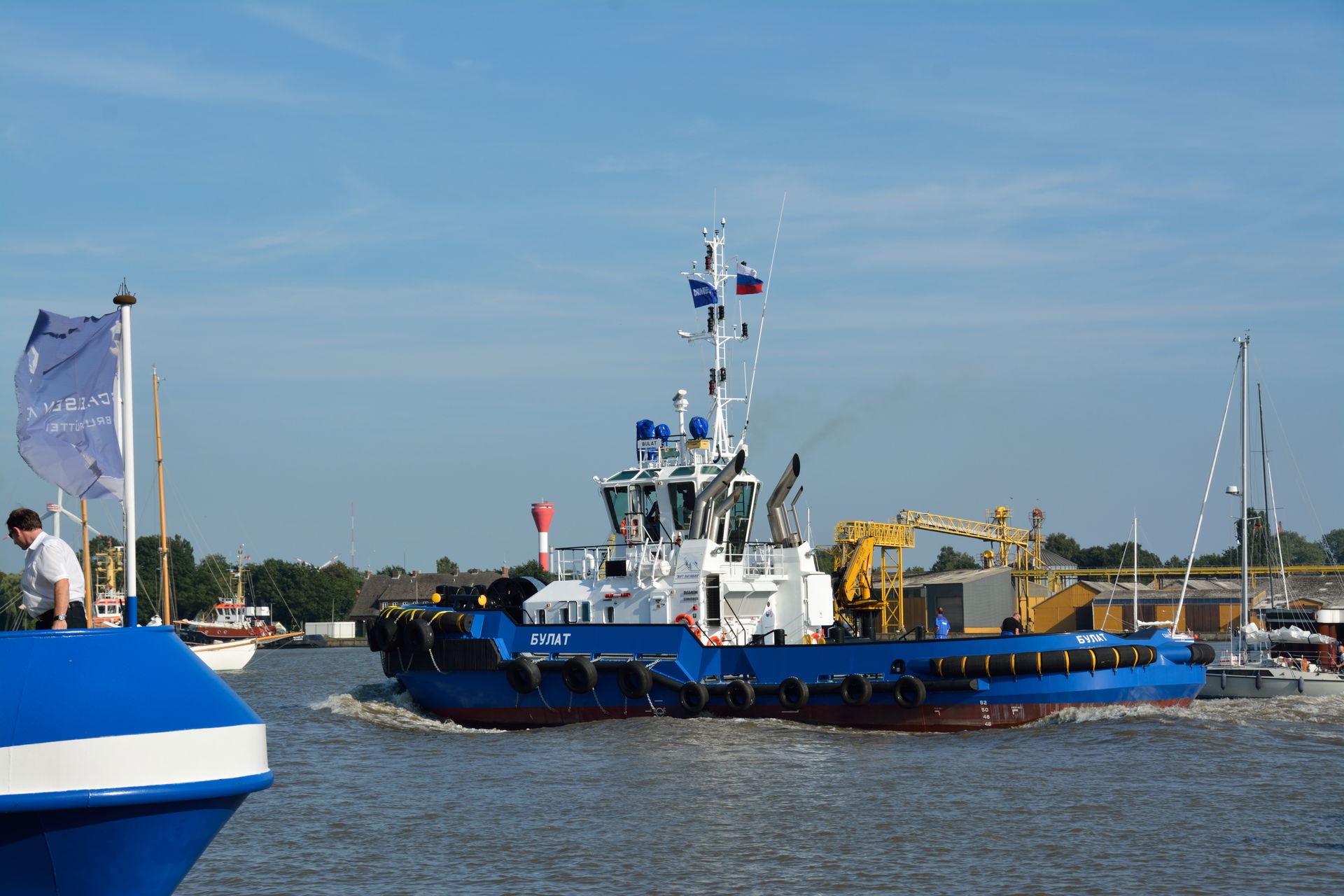 Schlepper BULAT auf dem Weg aus der Schleuse in Brunsbüttel.