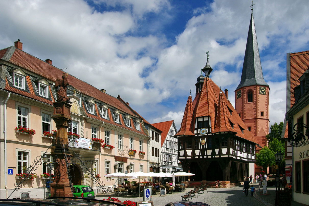 Michelstadt: Marktplatz und Rathaus