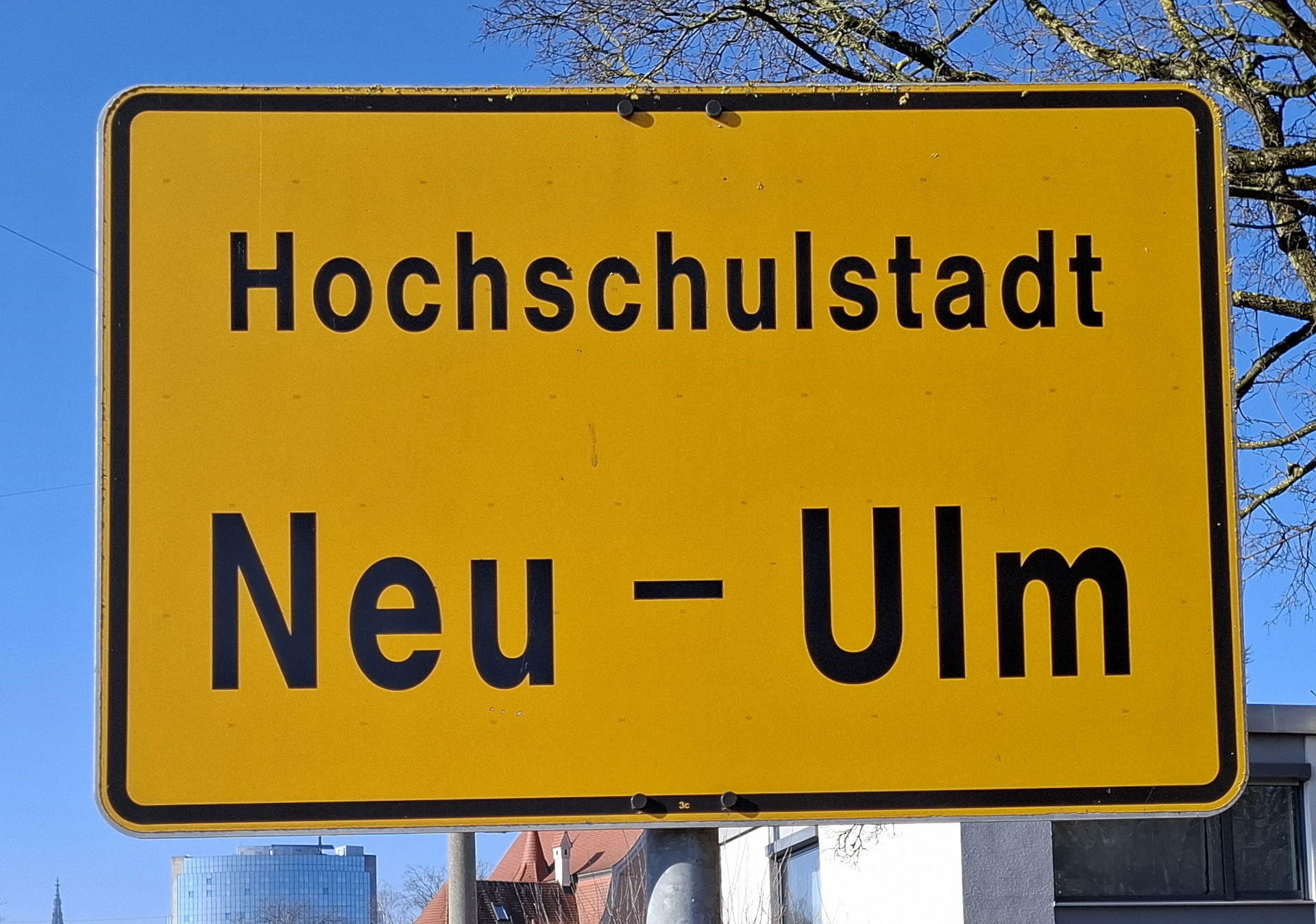 vergrößertes Ortseingangsschild Neu-Ulm, Augsburger Straße am M…