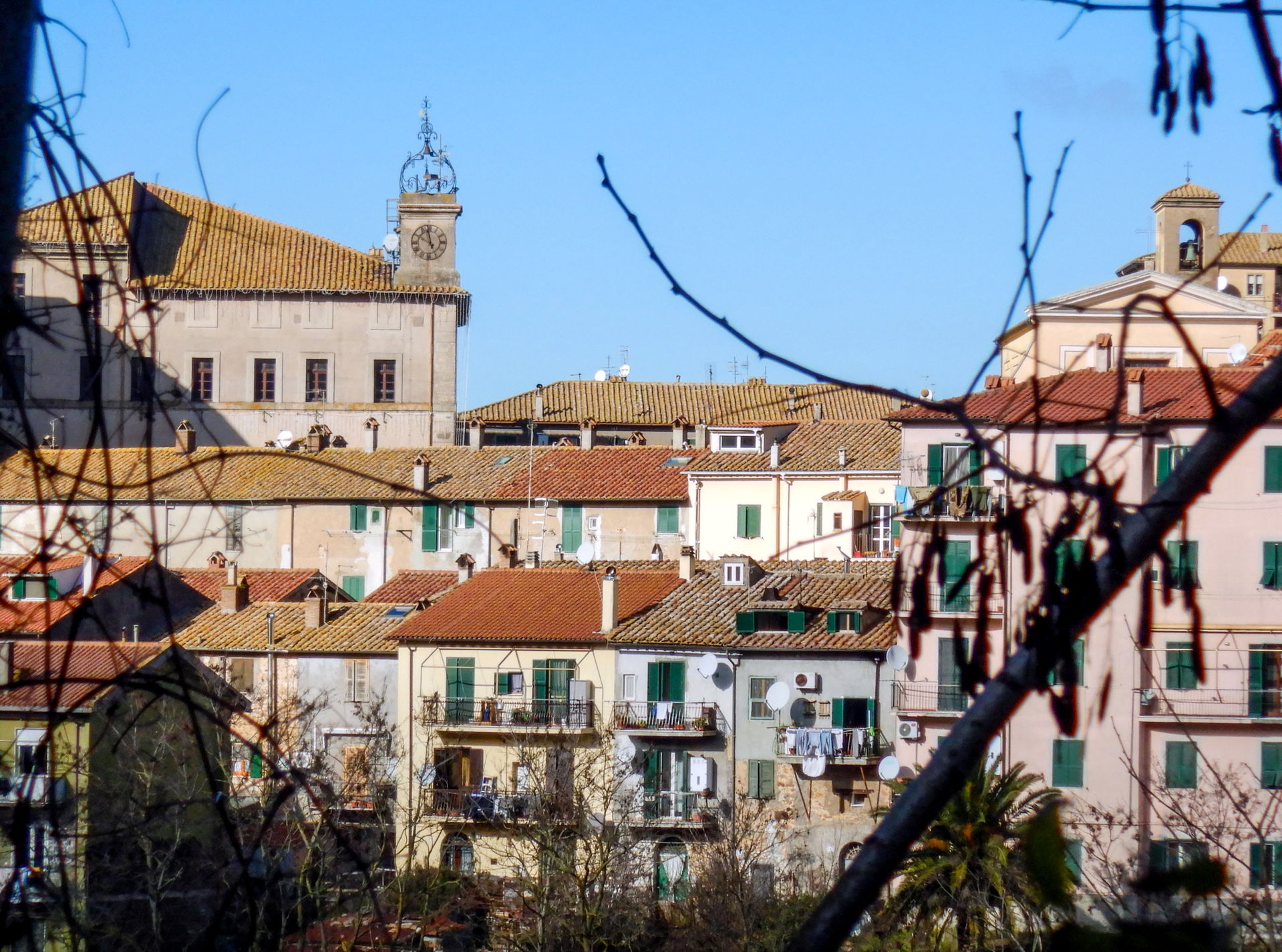 Allumiere, visuale con il Palazzo Camerale