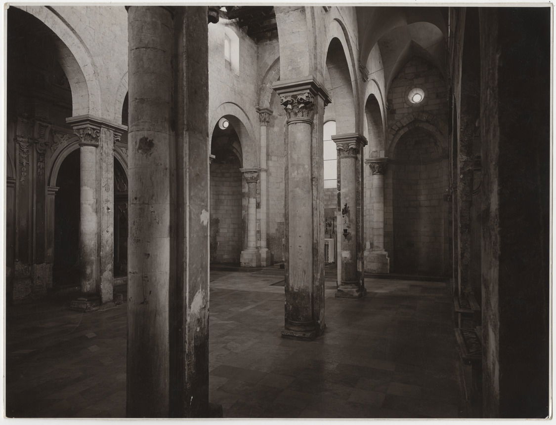 Interno della chiesa di Santa Maria Amalfitanana a Monopoli.