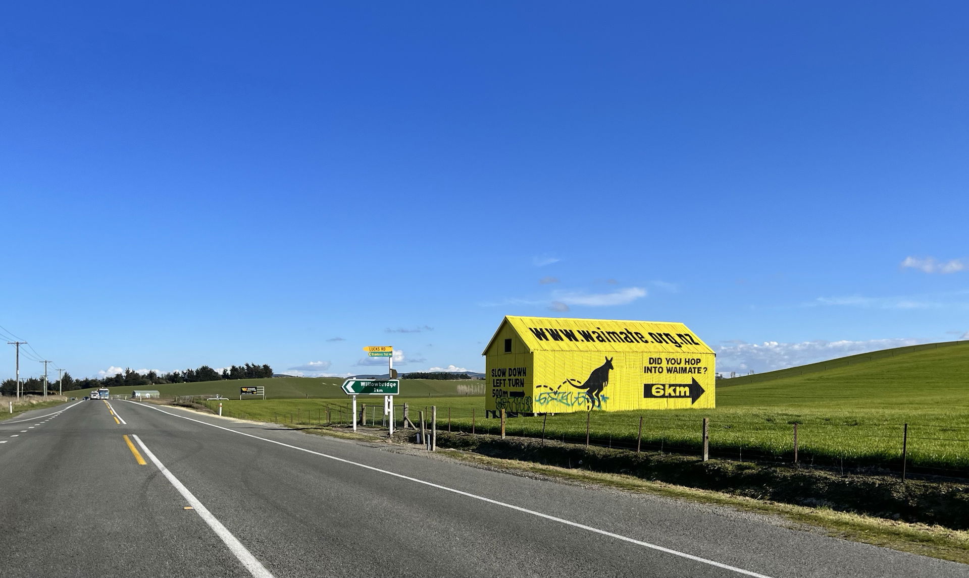 ‘Waimate Wallaby’ sign at turnoff to
Willowbridge, Waimate reg…