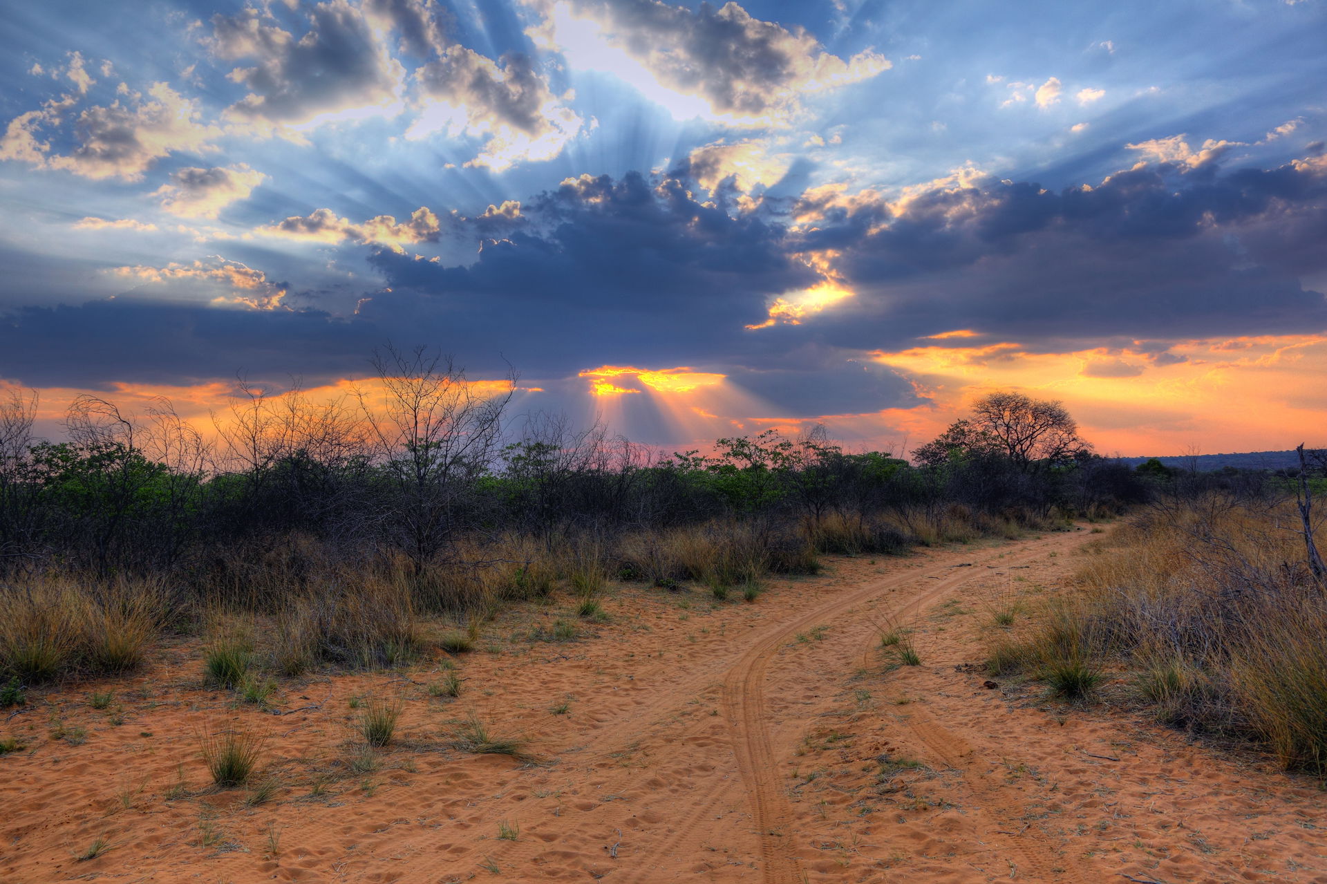 Crepuscular rays at sunset near Waterberg Plateau (Wabi Game Ra…