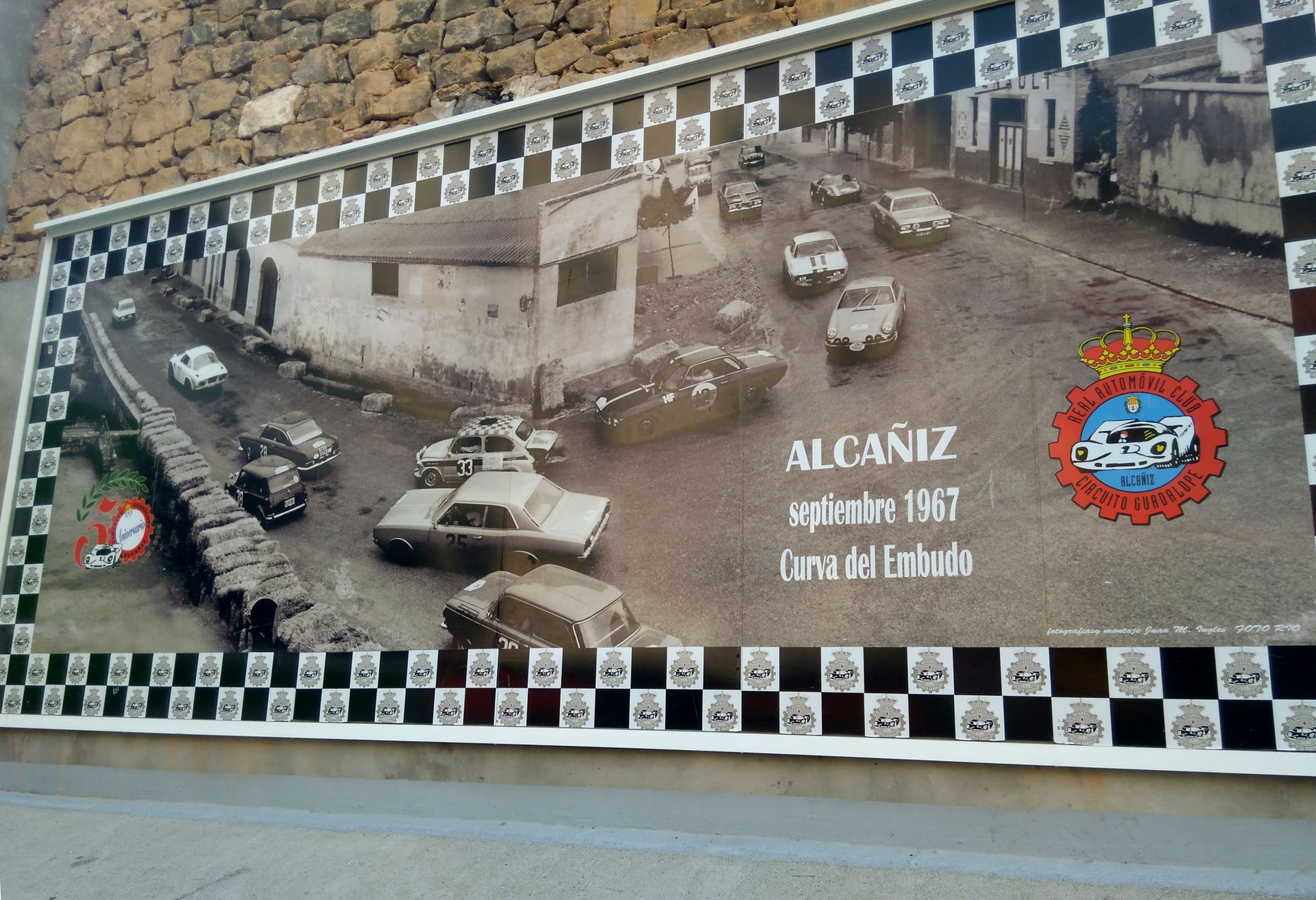 Mural-homenaje al Circuito Guadalope ubicado en la curva del Em…