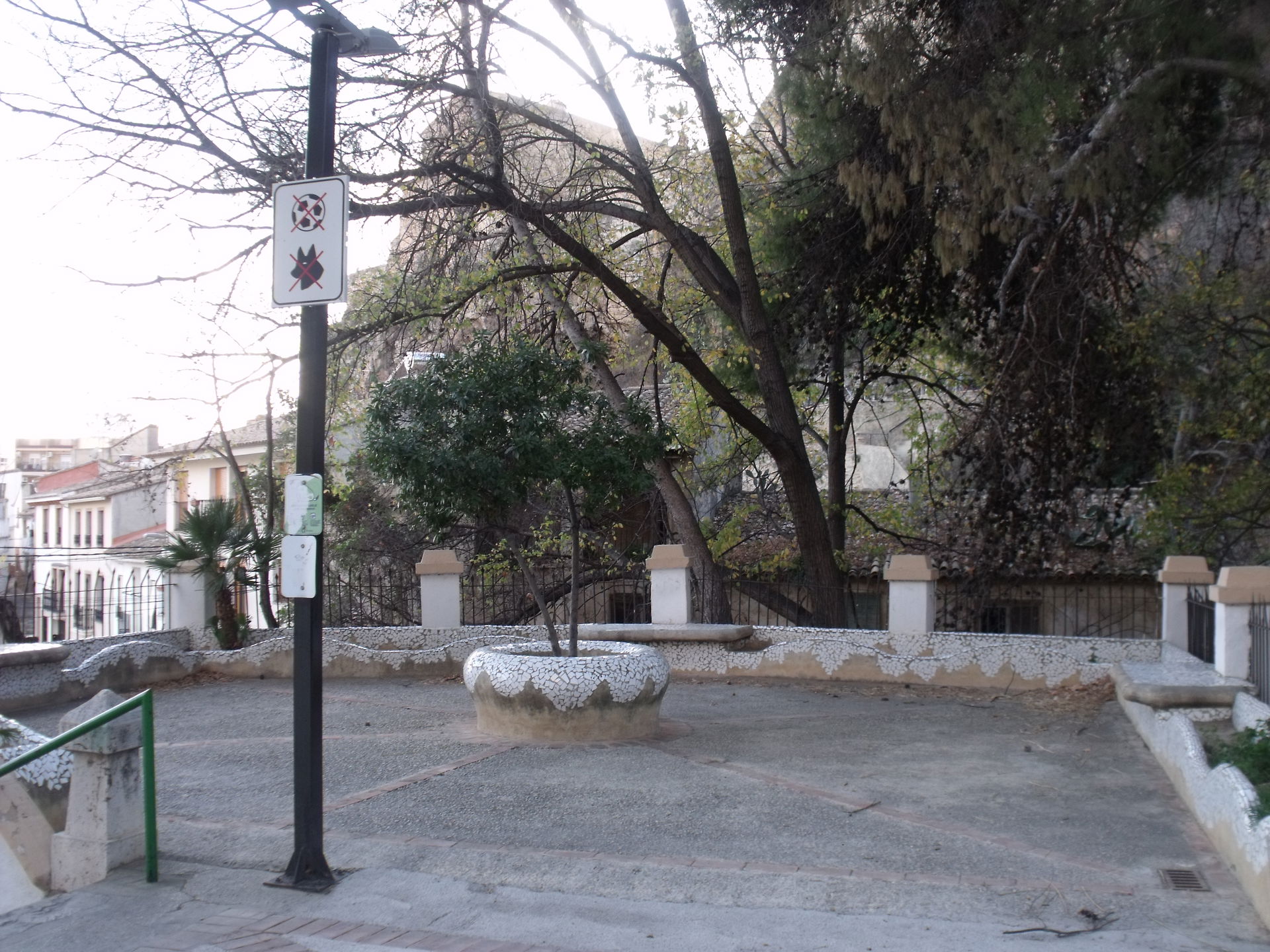Parque frente a la Policía Local