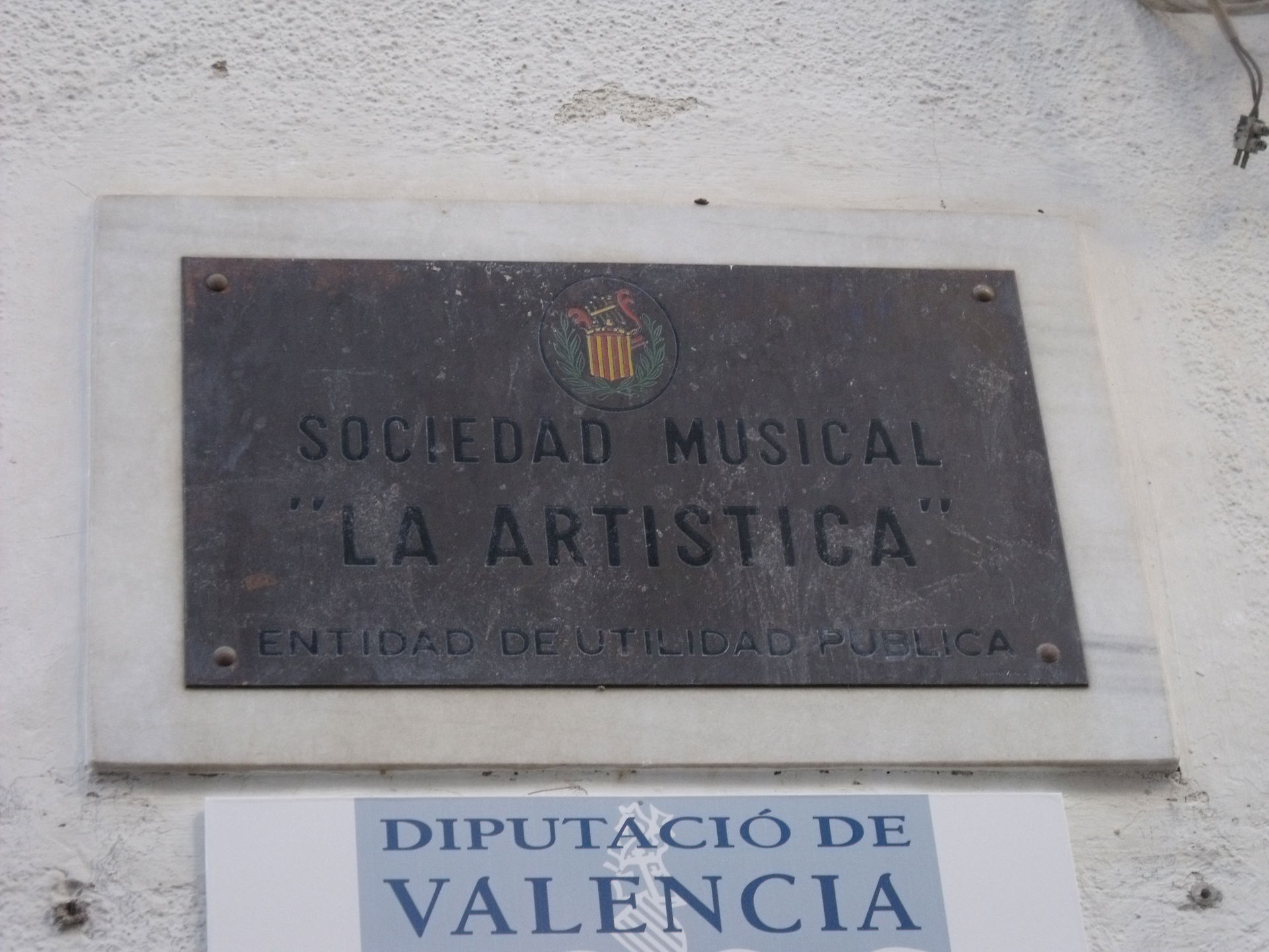 Placa del edifico de la Artística
