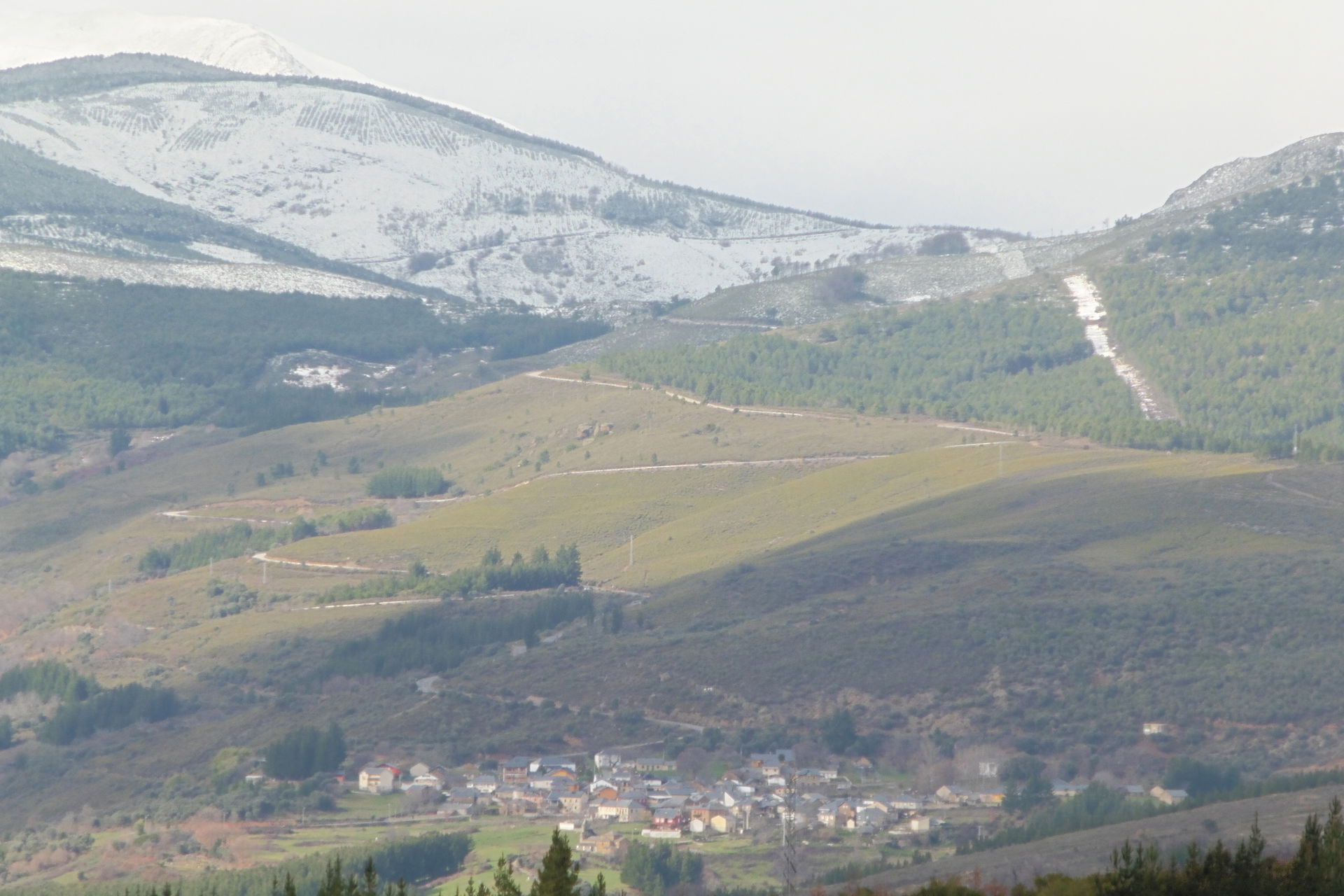 El pueblo de Fontoria, en el fondo del valle, con los Ancares n…