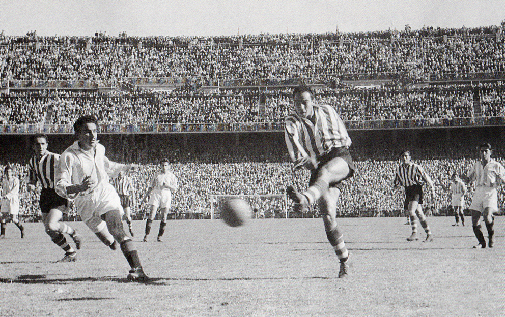 Telmo Zarra en la final de Copa de 1950 marcando uno de los cua…