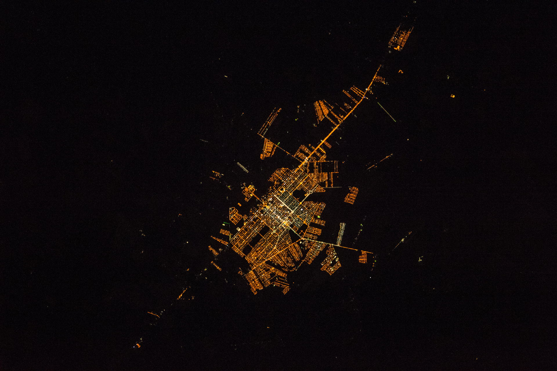 Imagem noturna da cidade de Sinop vista da ISS no ano de 2016.