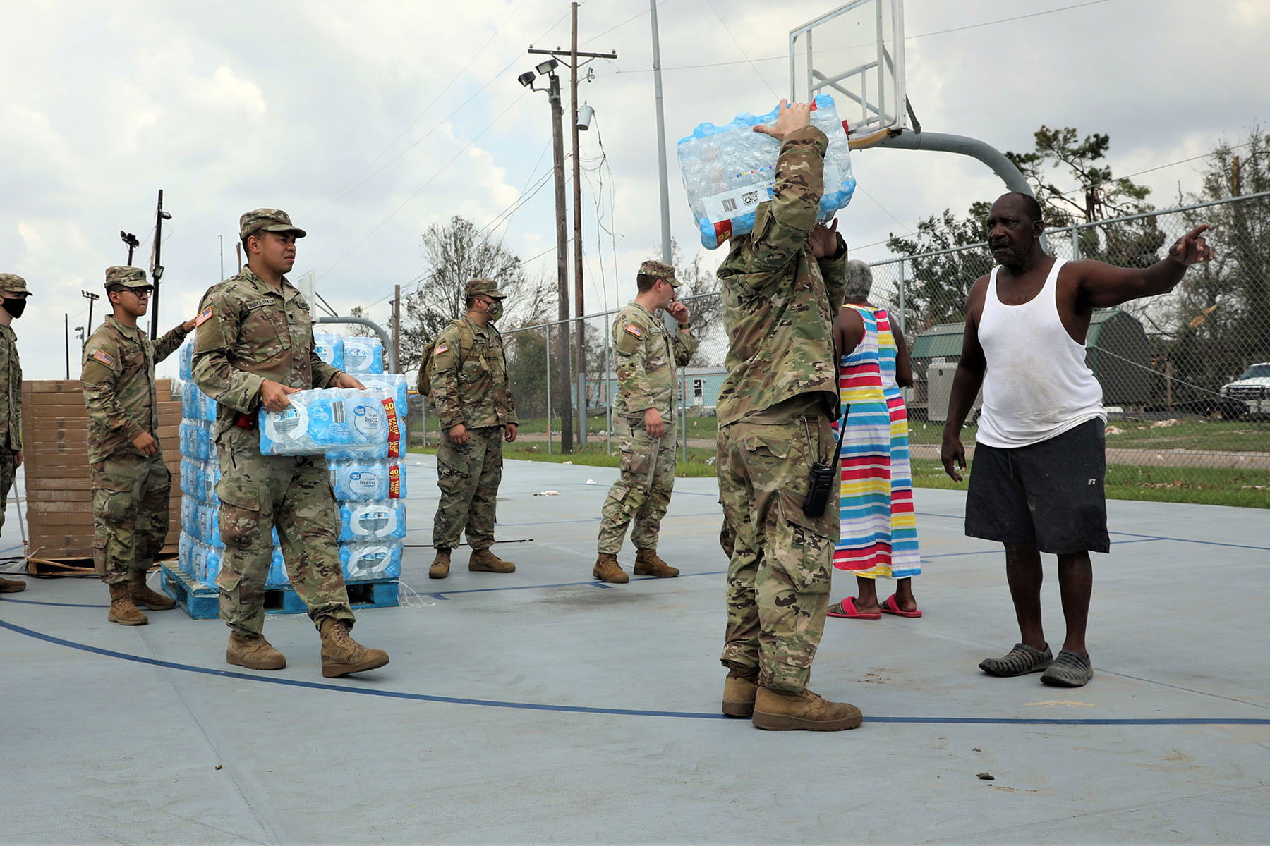 Soldiers with the Louisiana and Texas National Guard open a Poi…