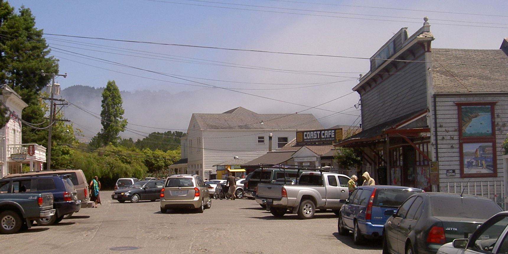Bolinas street scene on Wharf Road at 37.90976 N 122.6854 W