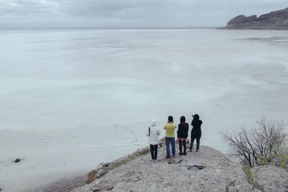 students from Tabriz city watching dry bed of Lake Urmia.©Solma…