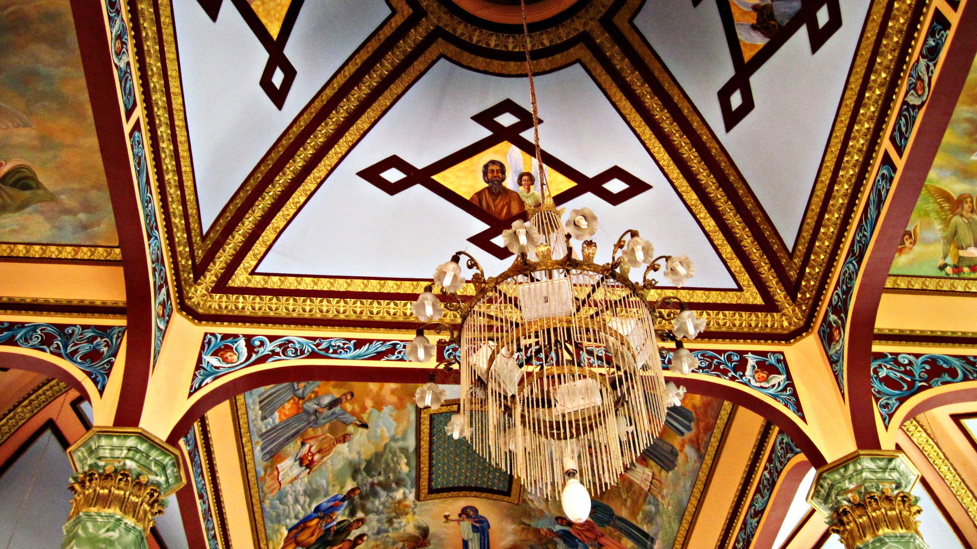 Rico interior da matriz de Bom Jesus de Manhumirim-MG