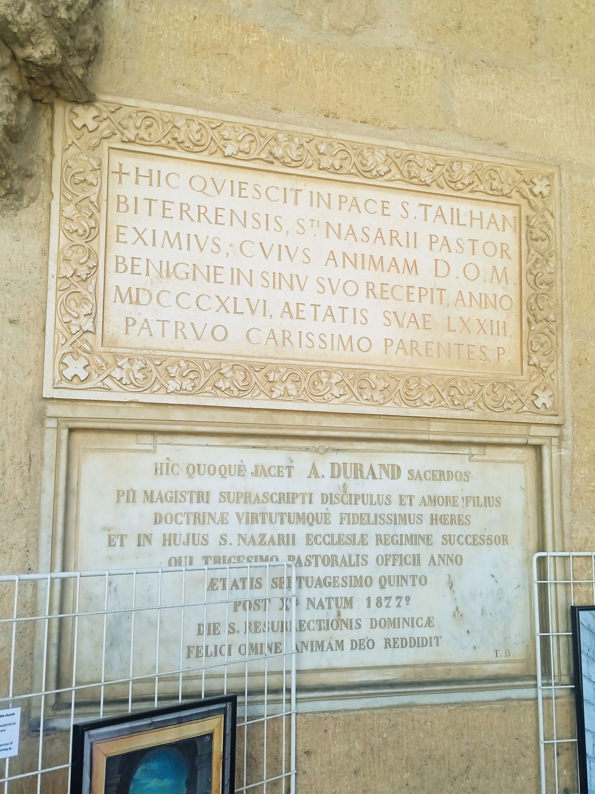 Plaques en latin dans la cathédrale de Béziers