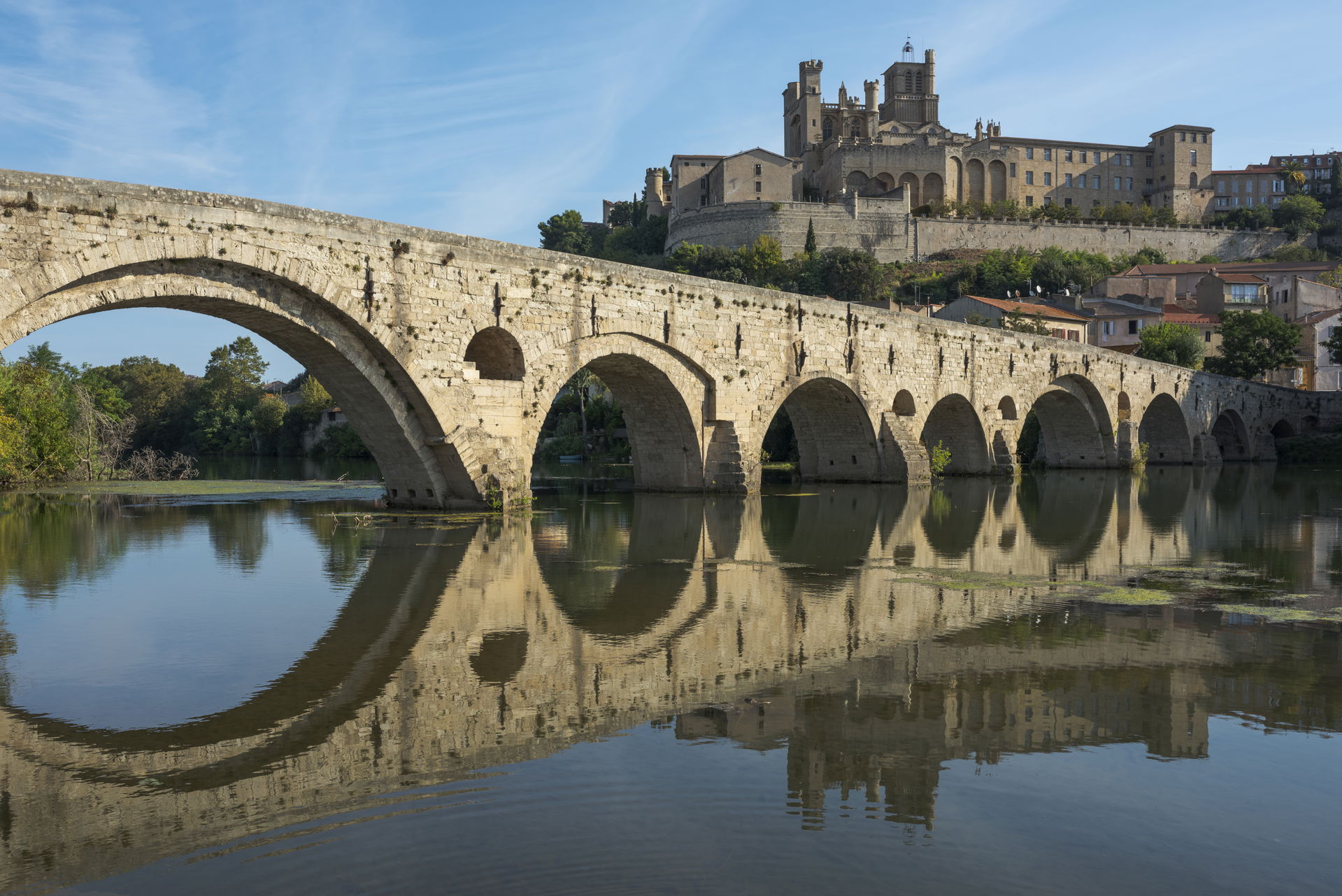 Pont Vieux de Béziers (bridge) mirrored in the Orb River and Ca…