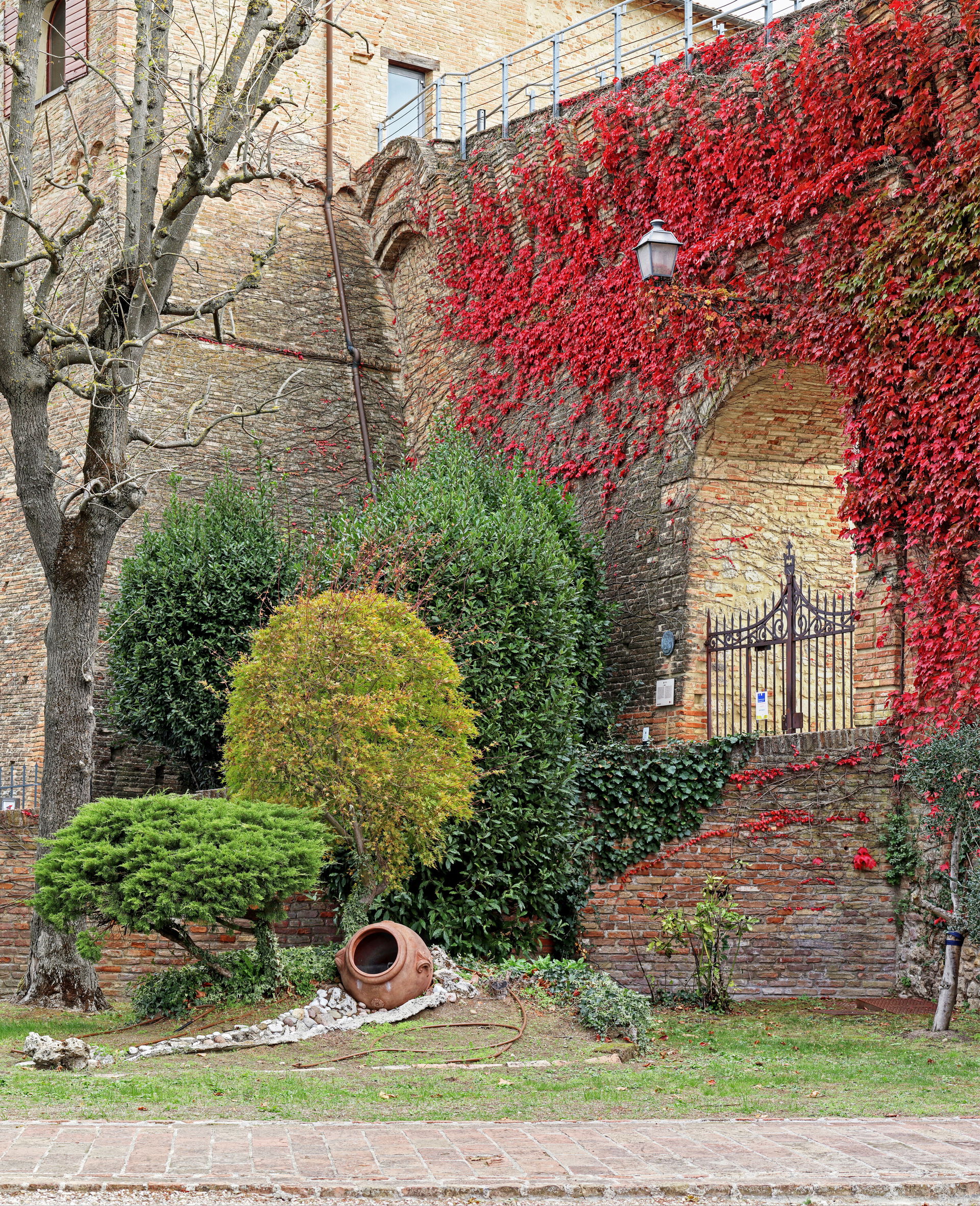 Autumn view of the main entrance of the Bertinoro fortress (Roc…