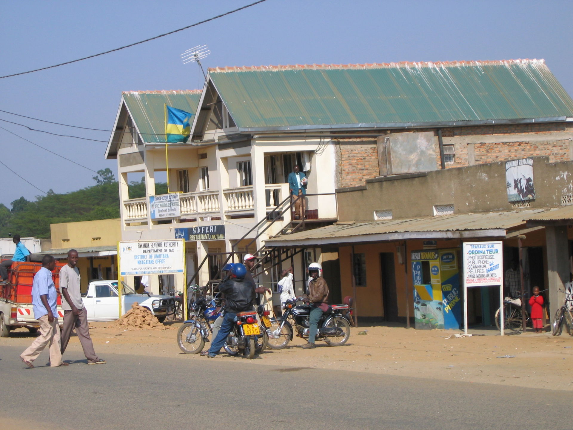 Rwanda Revenue Authority dans la rue principale de Nyagatare (U…